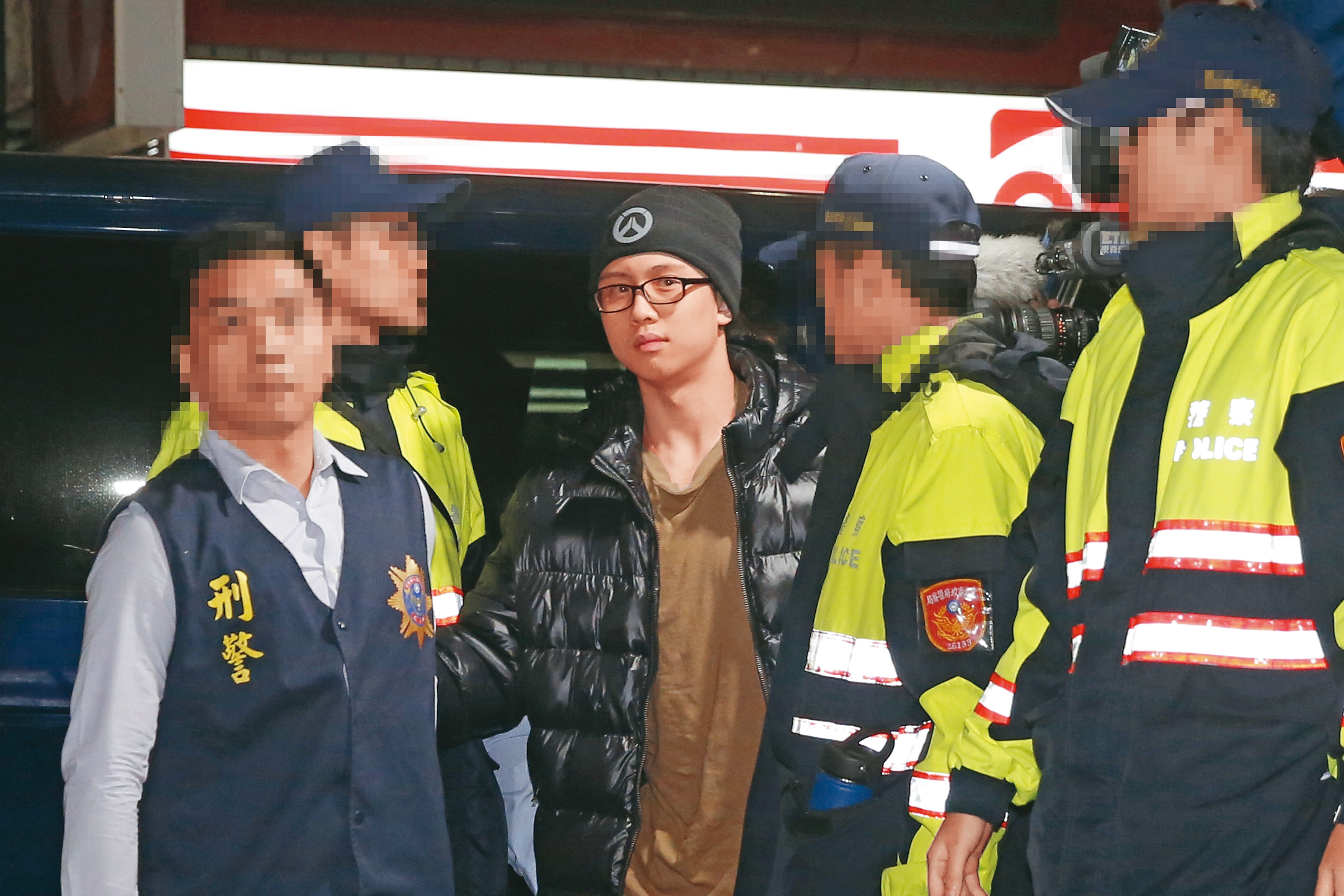 8年前，孫安佐在美國因揚言掃射校園，且住處搜出大量彈藥與相關器材，在當地服刑後遭驅逐出境，回台後到士檢應訊。