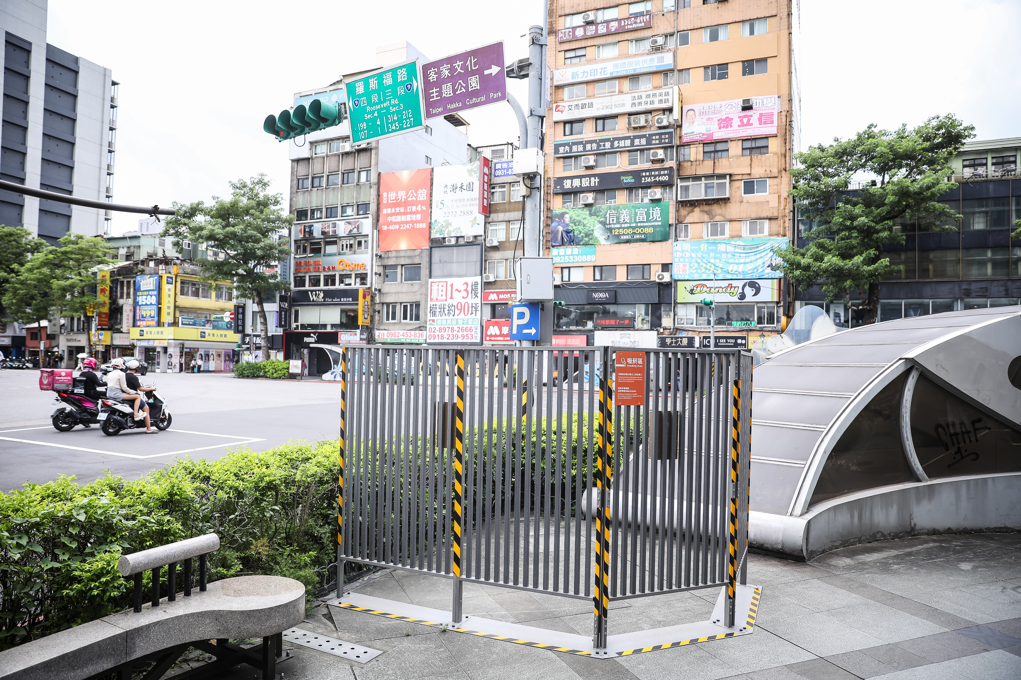 公館露天柵欄吸菸區超短命，也讓網友質疑是浪費公帑。（鏡報鄒保祥）