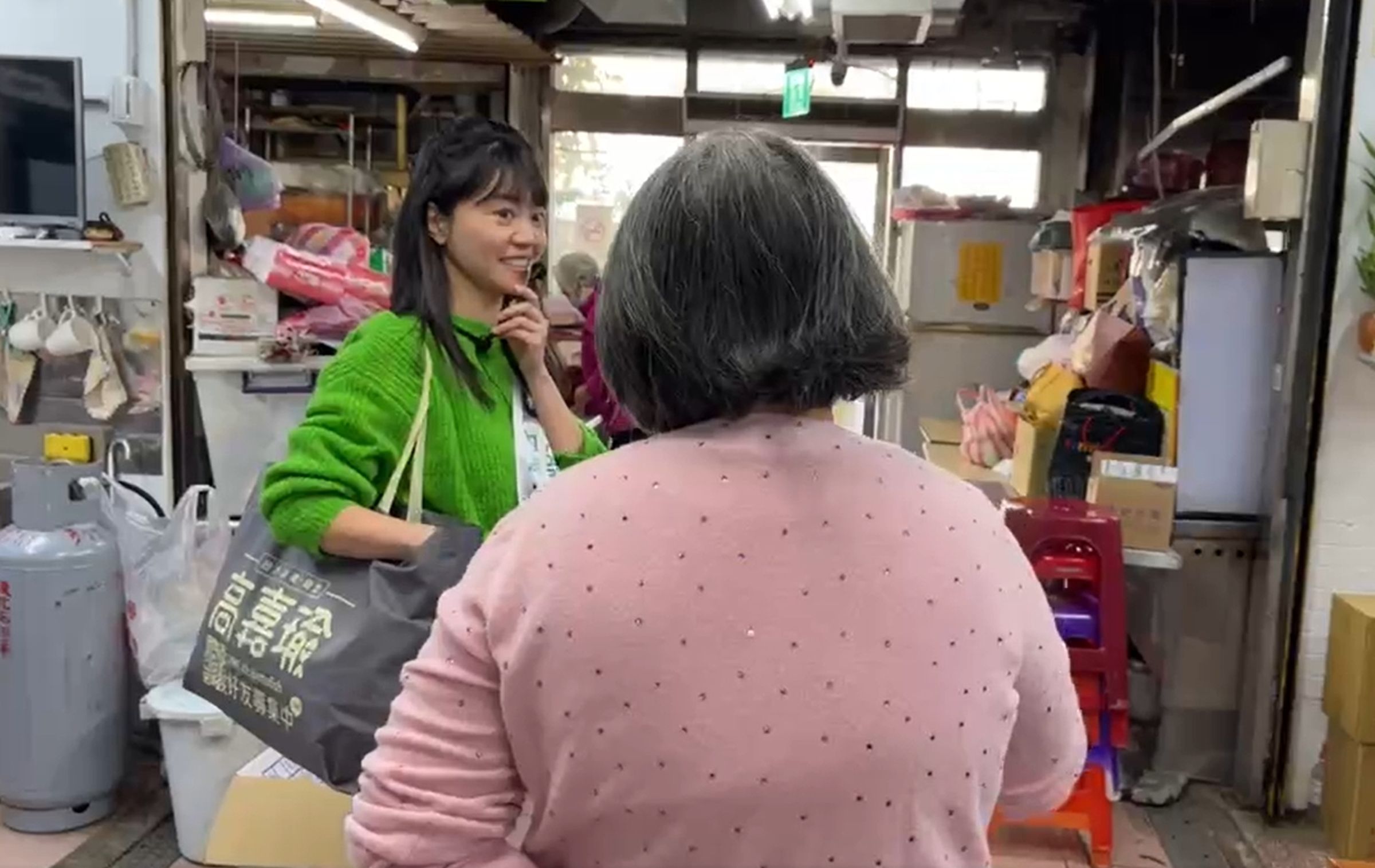 高嘉瑜市場拜票巧遇對手李彥秀媽媽,雙方在市場內吵了約2分鐘。(翻攝自高嘉瑜臉書)