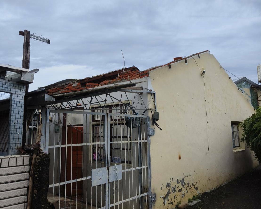 丹娜絲颱風重創中南部,嘉義一處民宅屋頂遭強風吹走。(取自記者爆料網)