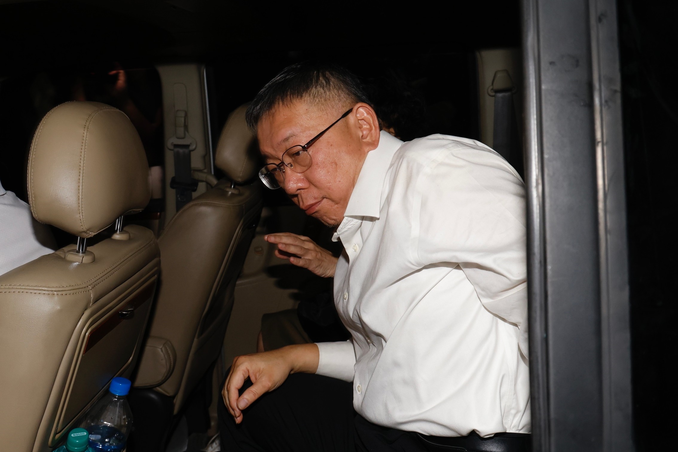 北院今晨裁定柯文哲無保請回，他之後與妻子陳佩琪、民眾黨立委黃珊珊搭車抵達黃珊珊汐止住處。