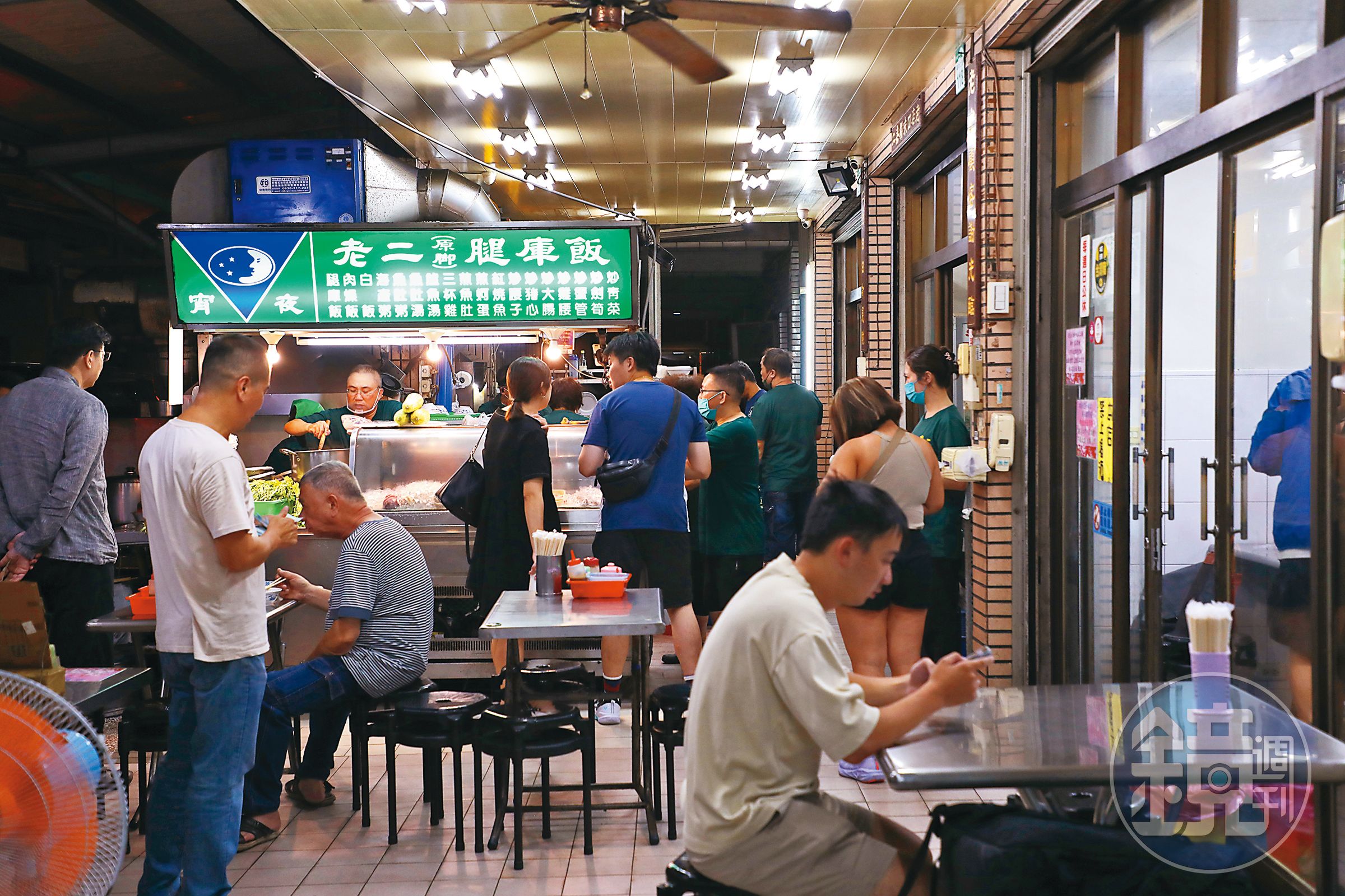深夜時分，在騎樓下開店的老二腿庫飯人潮川流不息。