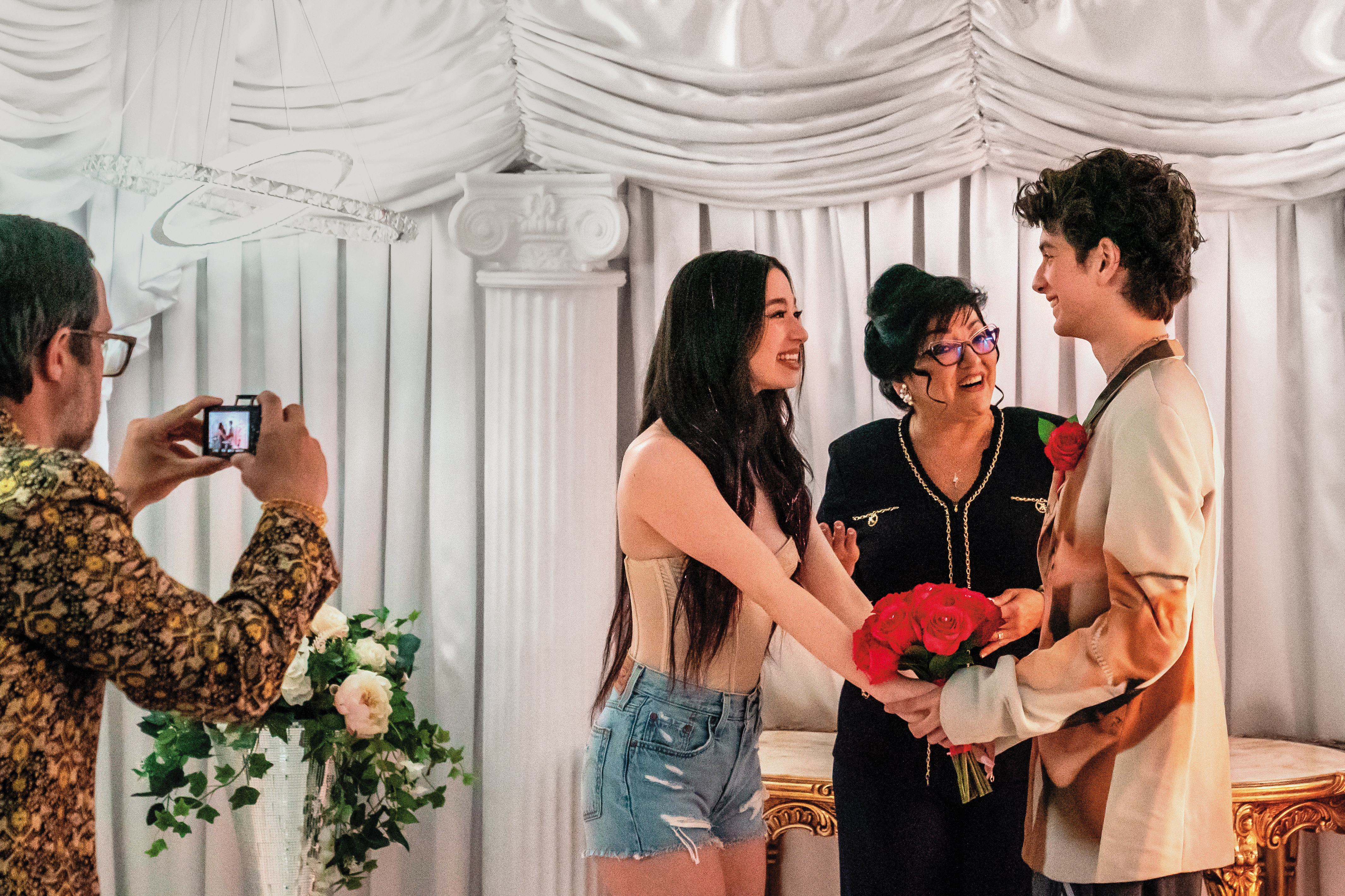 舞孃閃嫁俄羅斯富二代，然而遭公婆棒打鴛鴦，舞孃唯有頑強抵抗。