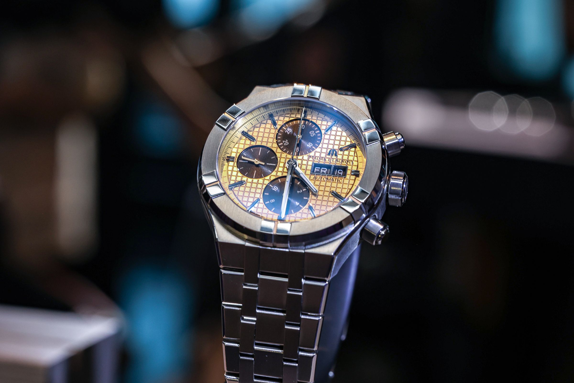 今年最新的AIKON Titanium Chronograph 44毫米鈦金屬自動計時碼錶,定價NT$160,000。