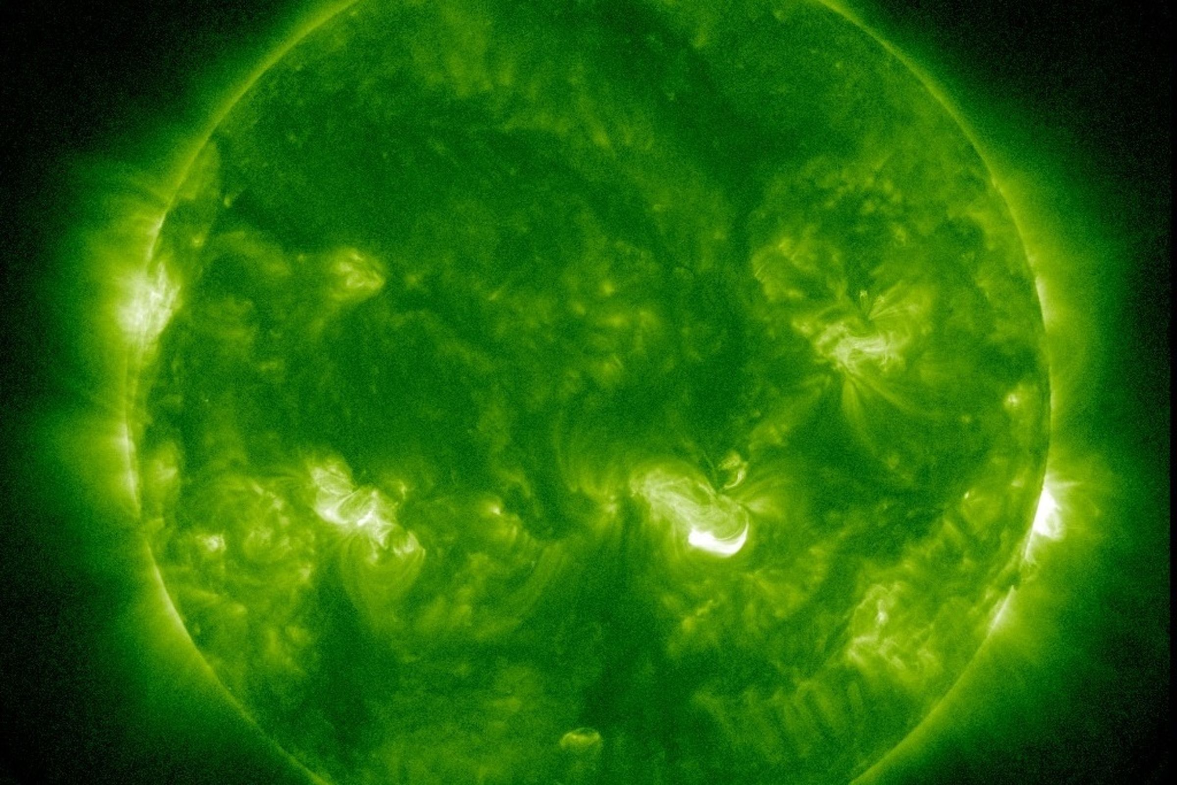 因太陽表面活耀區變化劇增,台灣今日上午短暫發生無線電干擾事件。(翻攝自氣象署太空天氣報告網站)