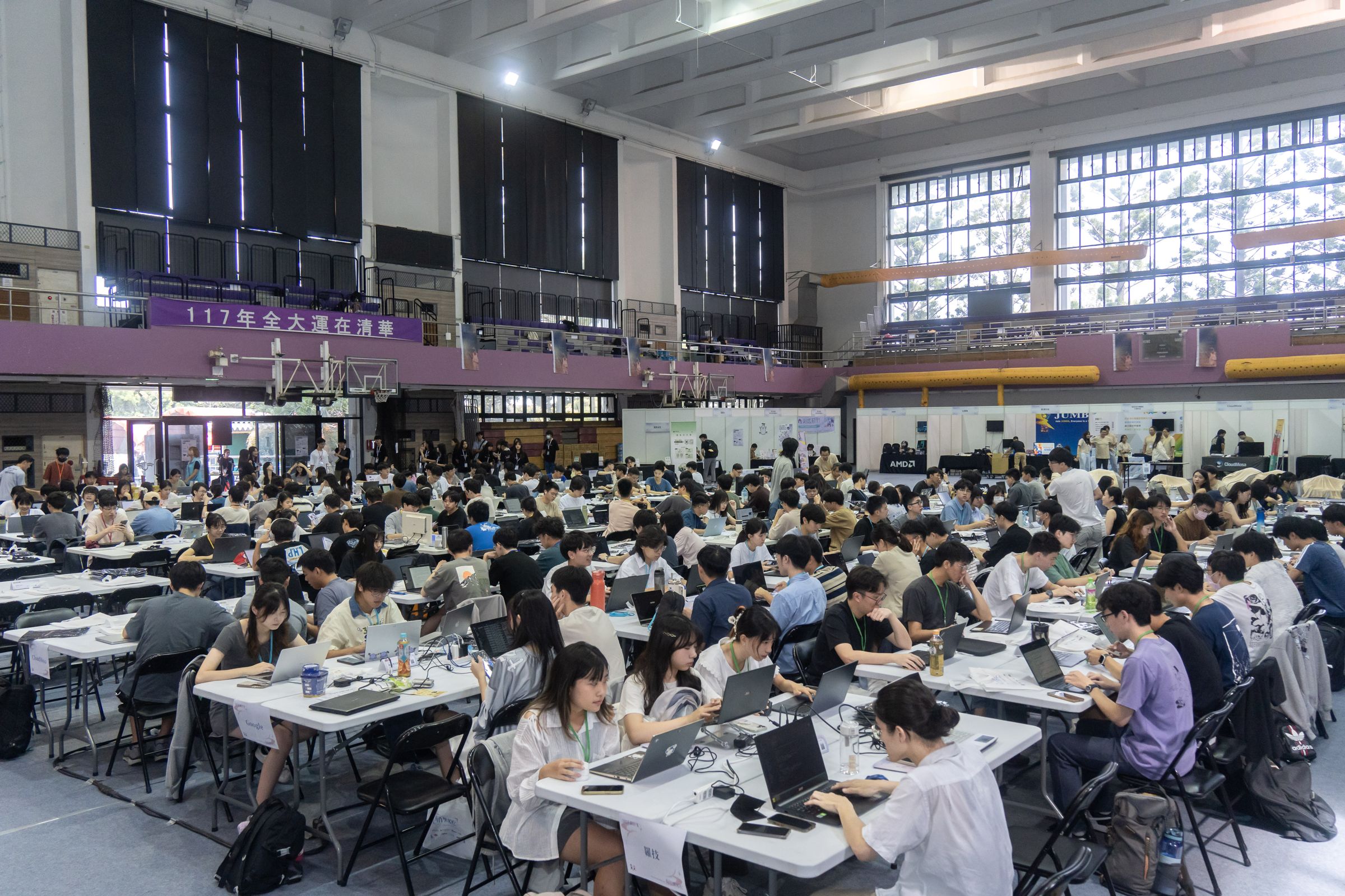 新竹市每年舉辦「政策黑客松」，透過「政府出題、青年解題」，讓青年為城市提出解方，前三名團隊更能進入市務會議報告，推動提案從創意走向落實。（新竹市政府提供）