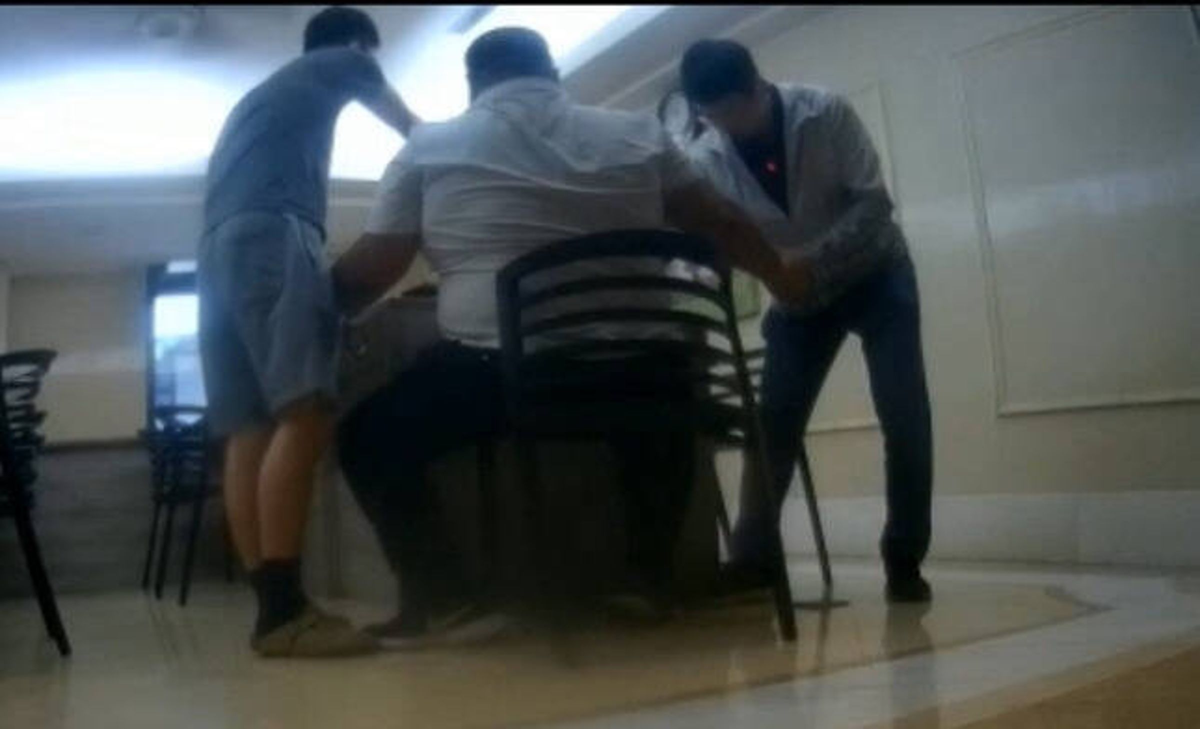 體重破百公斤的車手，再交款時被埋伏警員逮捕，他竟爬不起身。（翻攝畫面）
