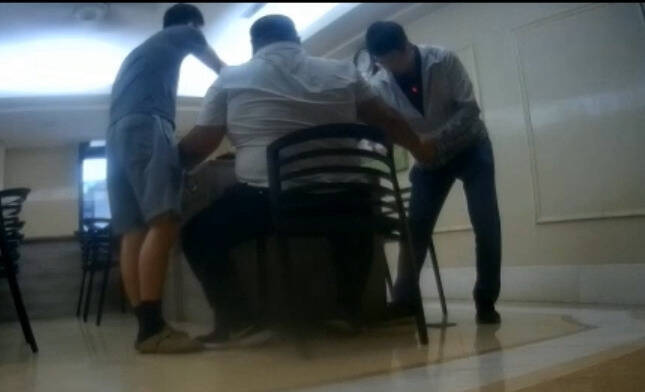 體重破百公斤的車手，再交款時被埋伏警員逮捕，他竟爬不起身。（翻攝畫面）