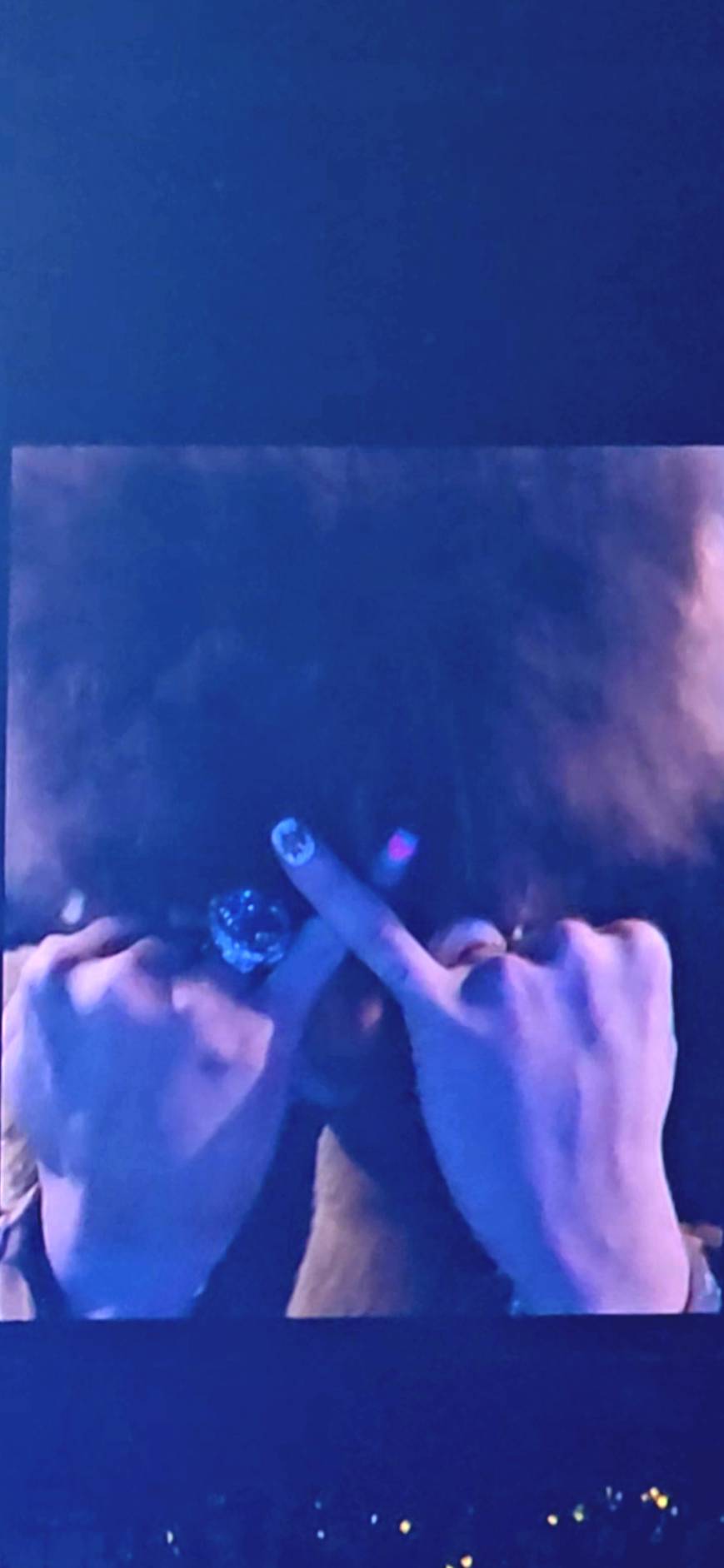 GD對著鏡頭秀出他的美甲。(讀者提供)