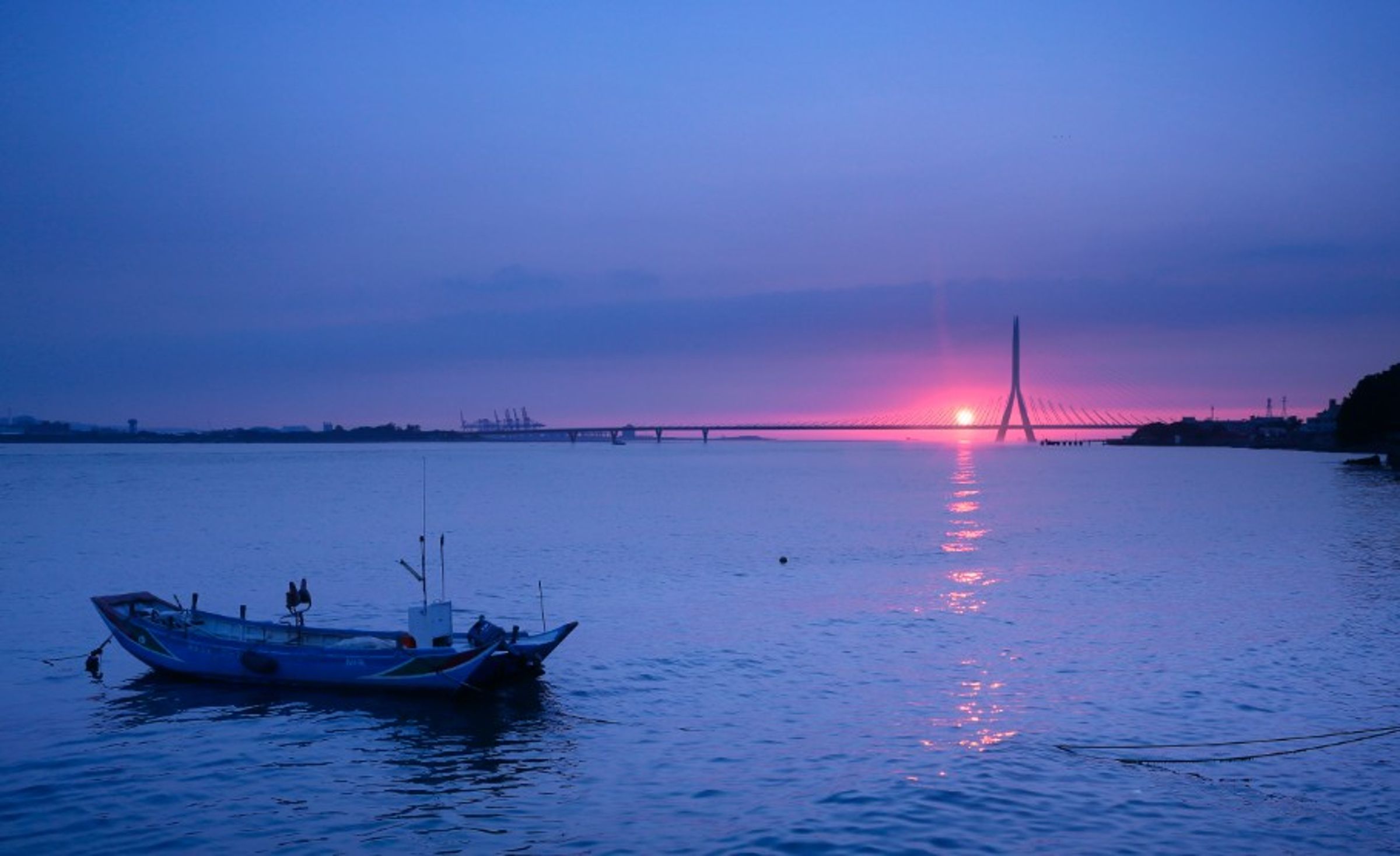 淡江大橋將成為世界最大跨距單塔不對稱斜張橋，與淡水夕陽融為絕美景色。此為模擬圖。（公路局提供）