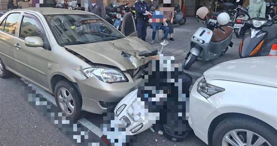 高雄市三民區昨(18日)上午發生一起死亡車禍。(翻攝畫面)