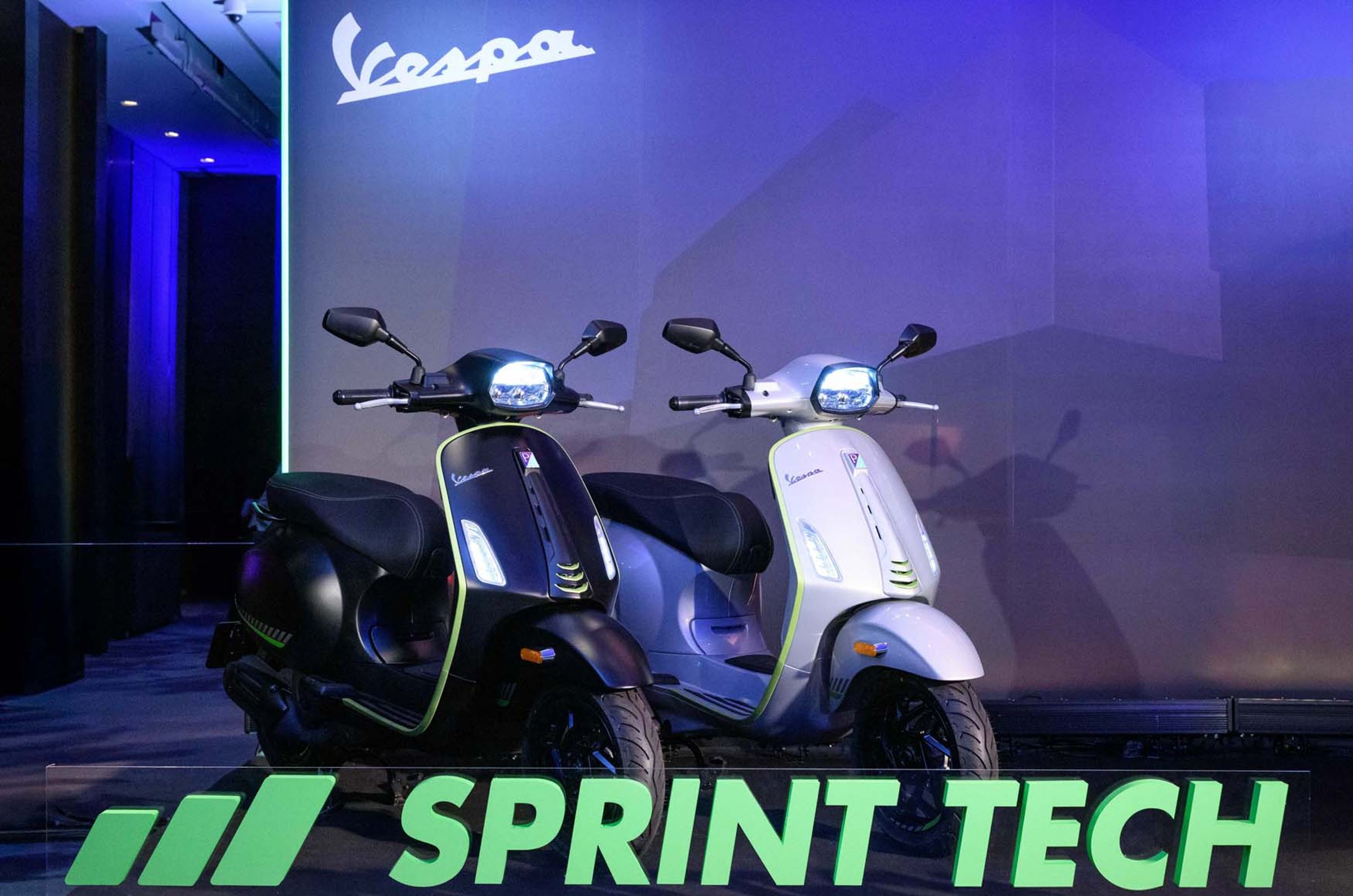 Vespa Sprint Tech 150首推兩款科技感十足的全新車色「魅影消光黑」與「冰曜灰」，搭配具未來感的霓虹綠車身飾條與細節。