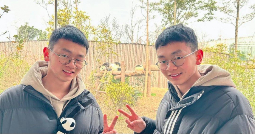 雙胞胎兄弟曾子翀、曾子翊高考同得666分,錄取同所學校與科系,堪稱「神同步」。(翻攝自微博)