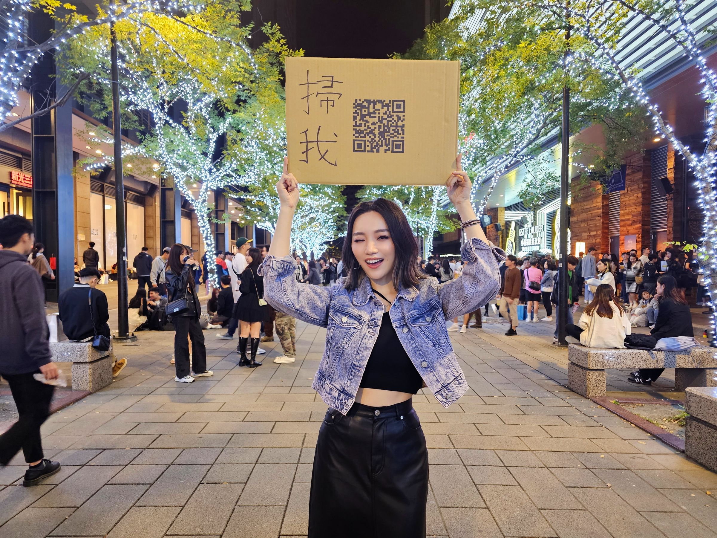 閻奕格上週末前往台北信義區街頭高舉「11/4約嗎？」標語。（華研國際）