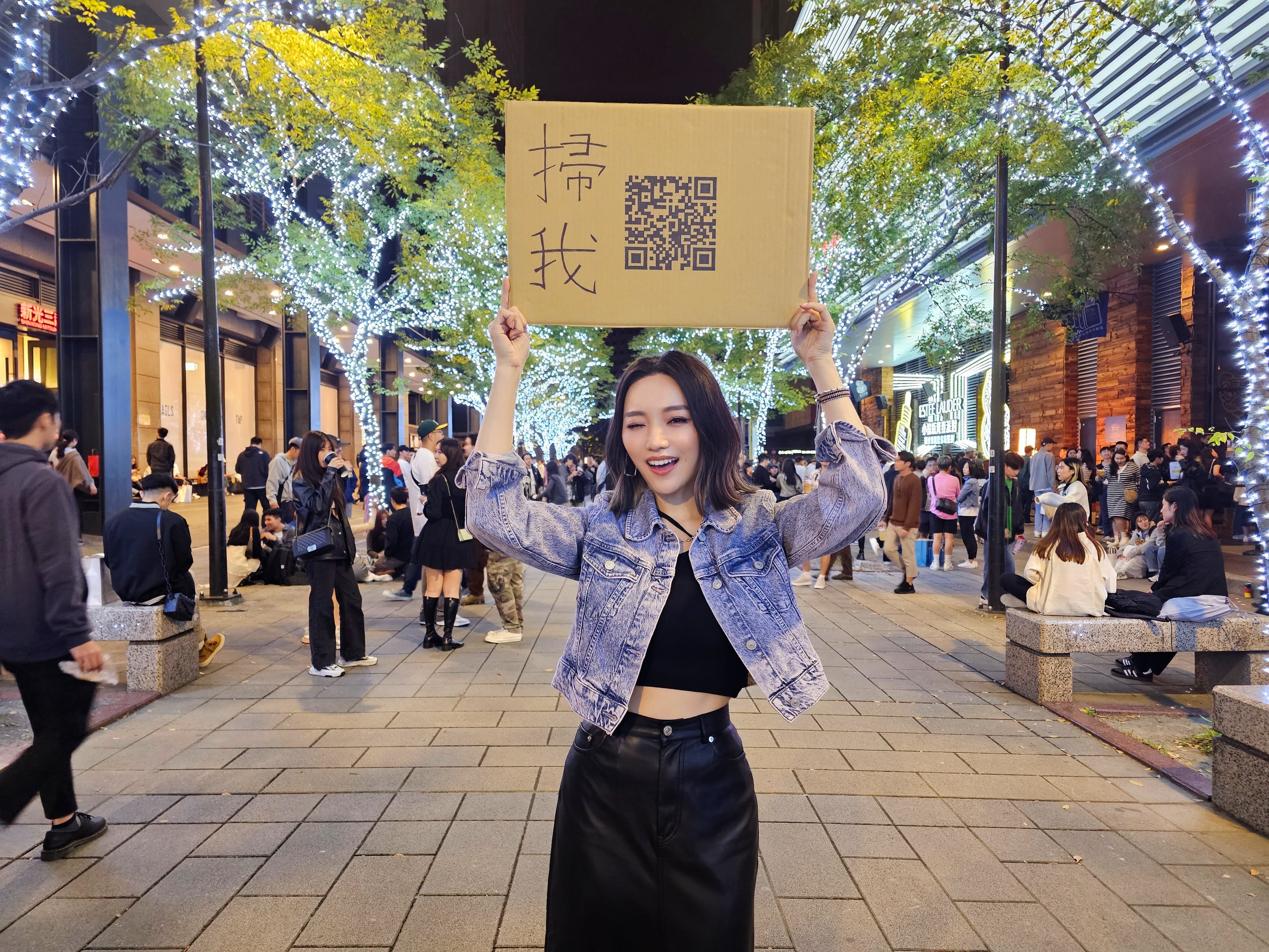 閻奕格上週末前往台北信義區街頭高舉「11/4約嗎？」標語。（華研國際）