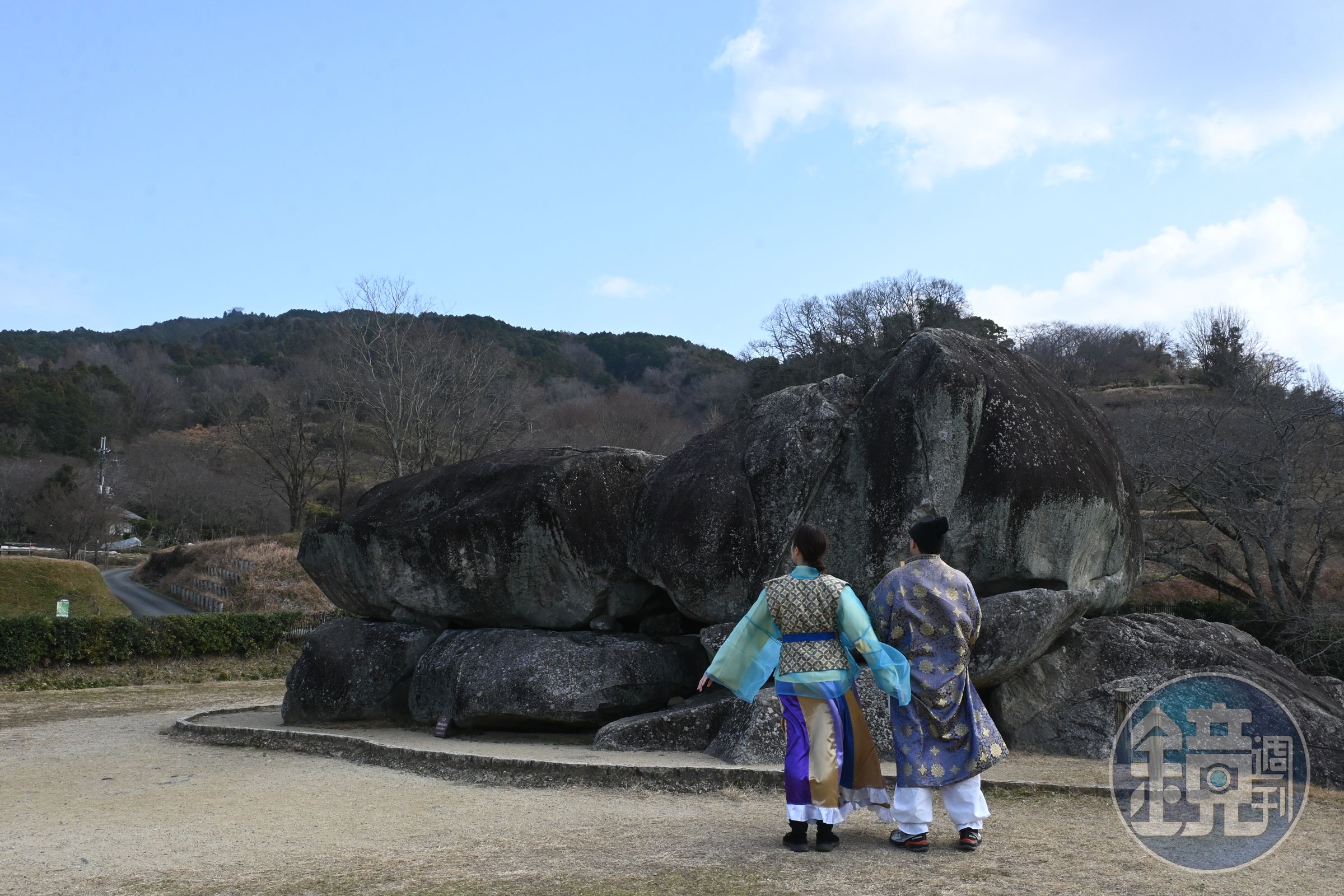 石舞台古墳為日本最大石室古墳，建於6世紀末至7世紀初，由總重2,300噸的巨石堆砌而成。