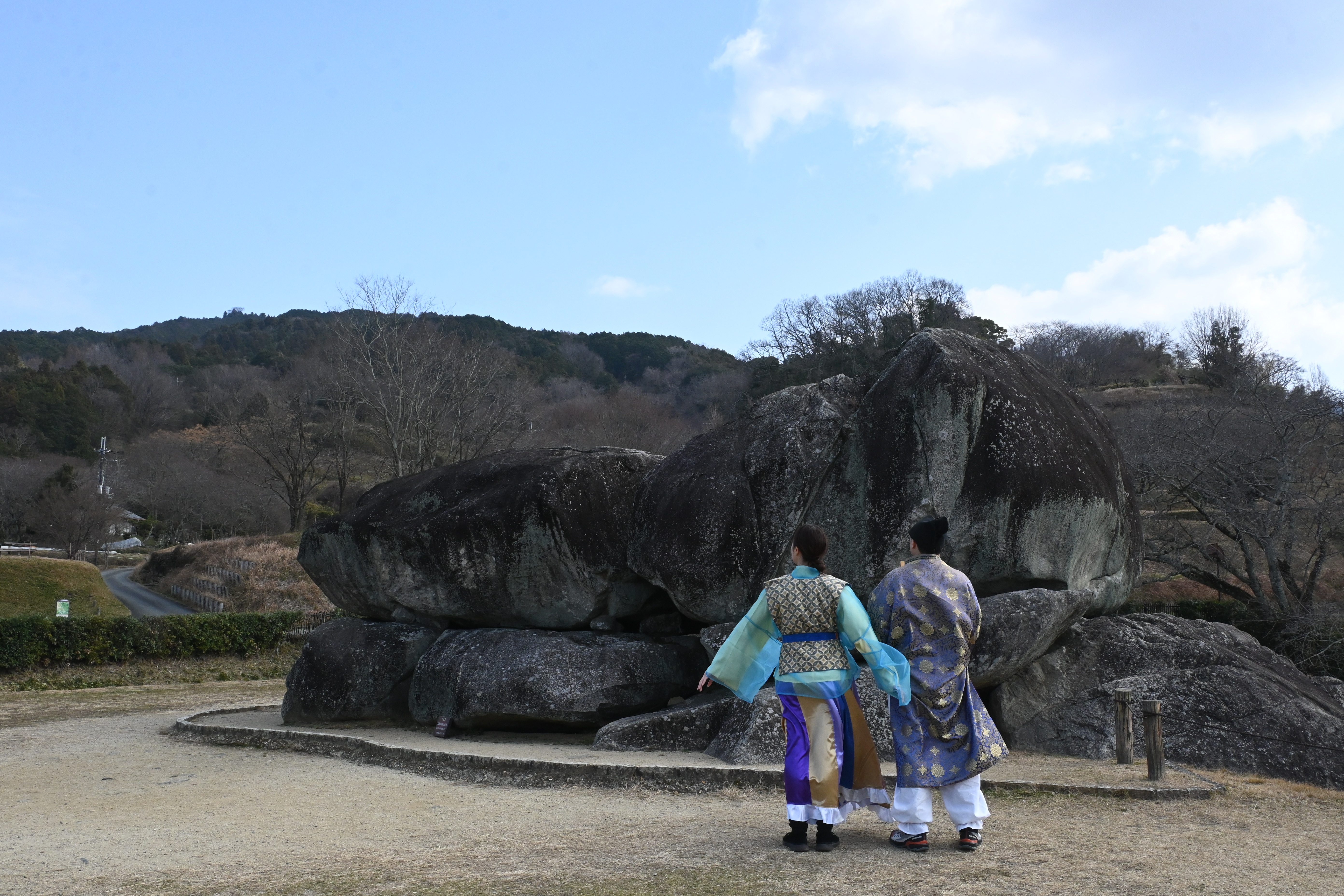 石舞台古墳為日本最大石室古墳，建於6世紀末至7世紀初，由總重2,300噸的巨石堆砌而成。