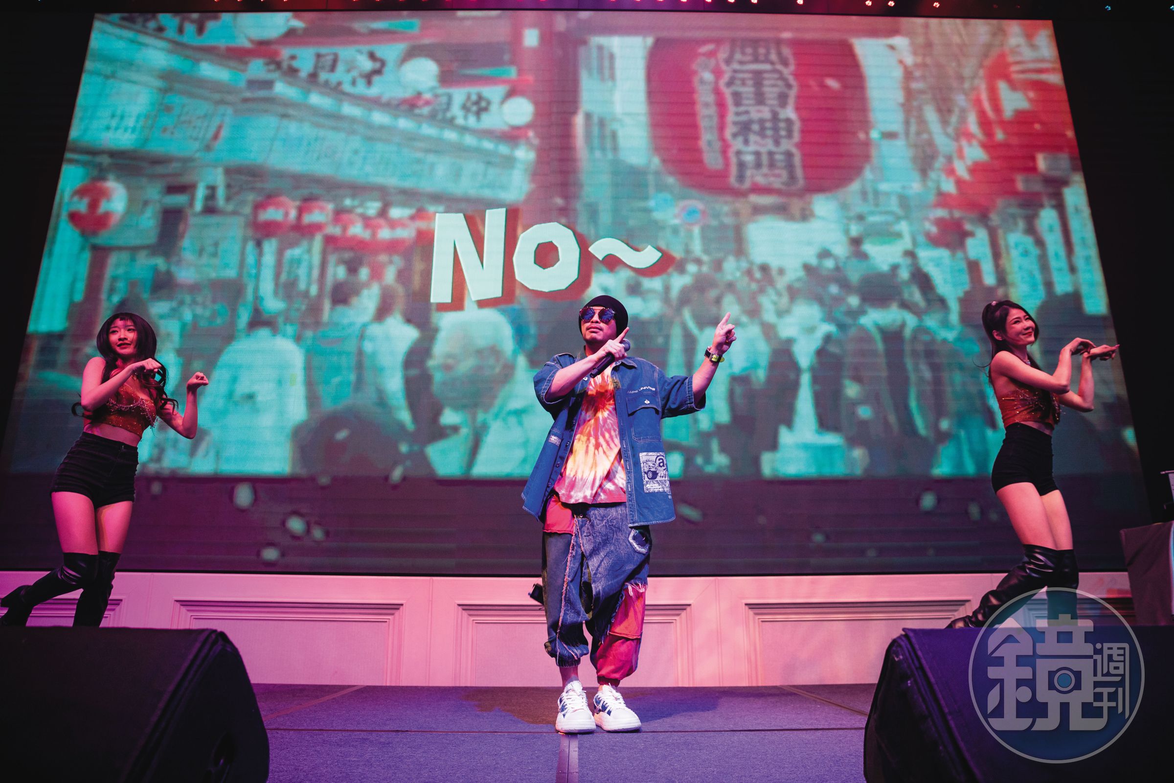 黃明志商演時擅於帶動氣氛,主打歌、High歌和搞怪歌輪番登場,演出近半小時沒有中斷。