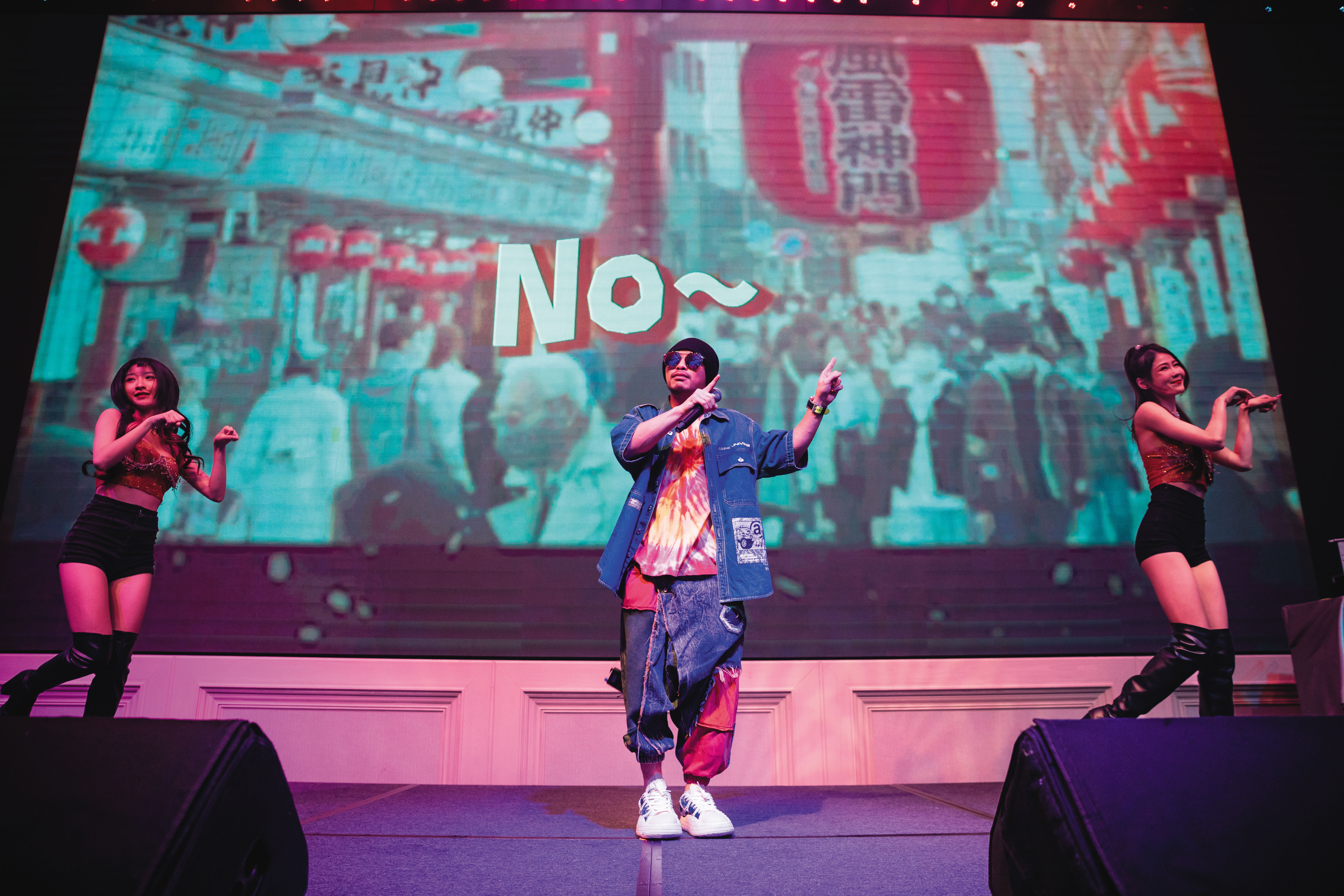 黃明志商演時擅於帶動氣氛,主打歌、High歌和搞怪歌輪番登場,演出近半小時沒有中斷。