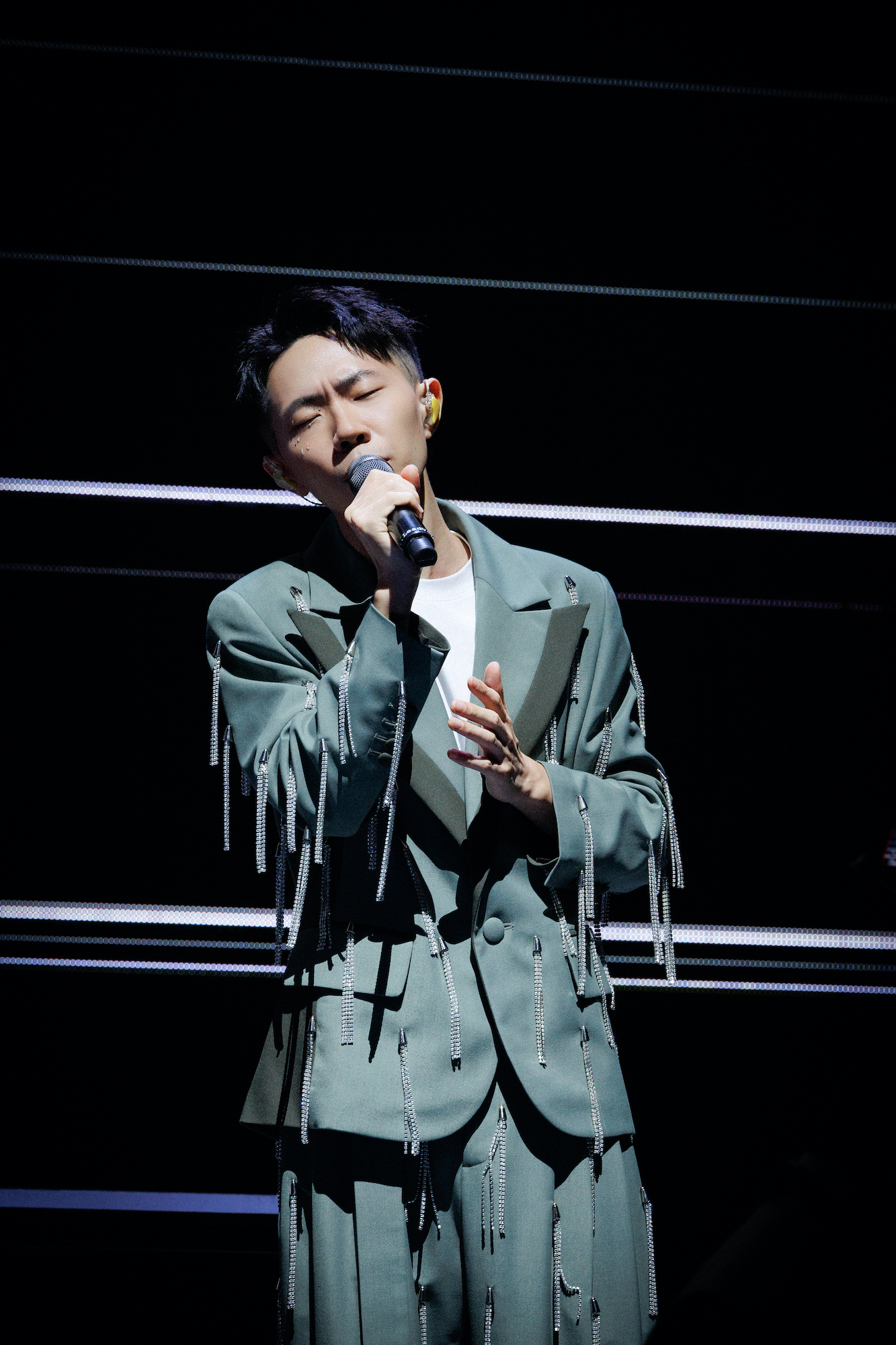 鄭興新歌〈森林〉由青峰譜曲，讓鄭興感激不已。（KKLIVE提供）