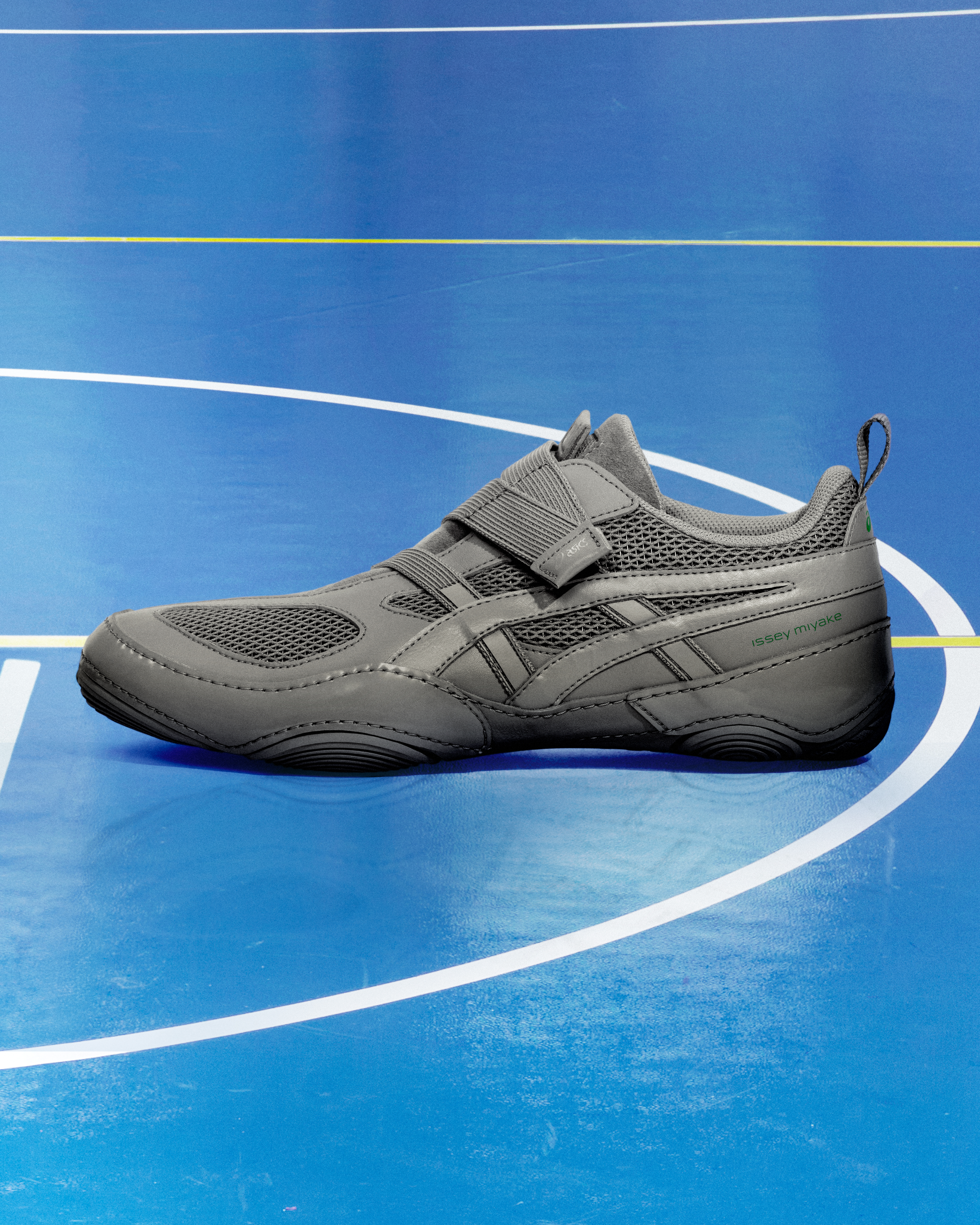 灰色ISSEY MIYAKE FOOT,NT$8,280。(君梵提供)
