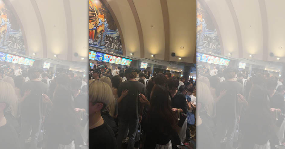 《鬼滅之刃無限城篇》今天在日本率先上映,電影院湧入人潮。(翻攝自X)