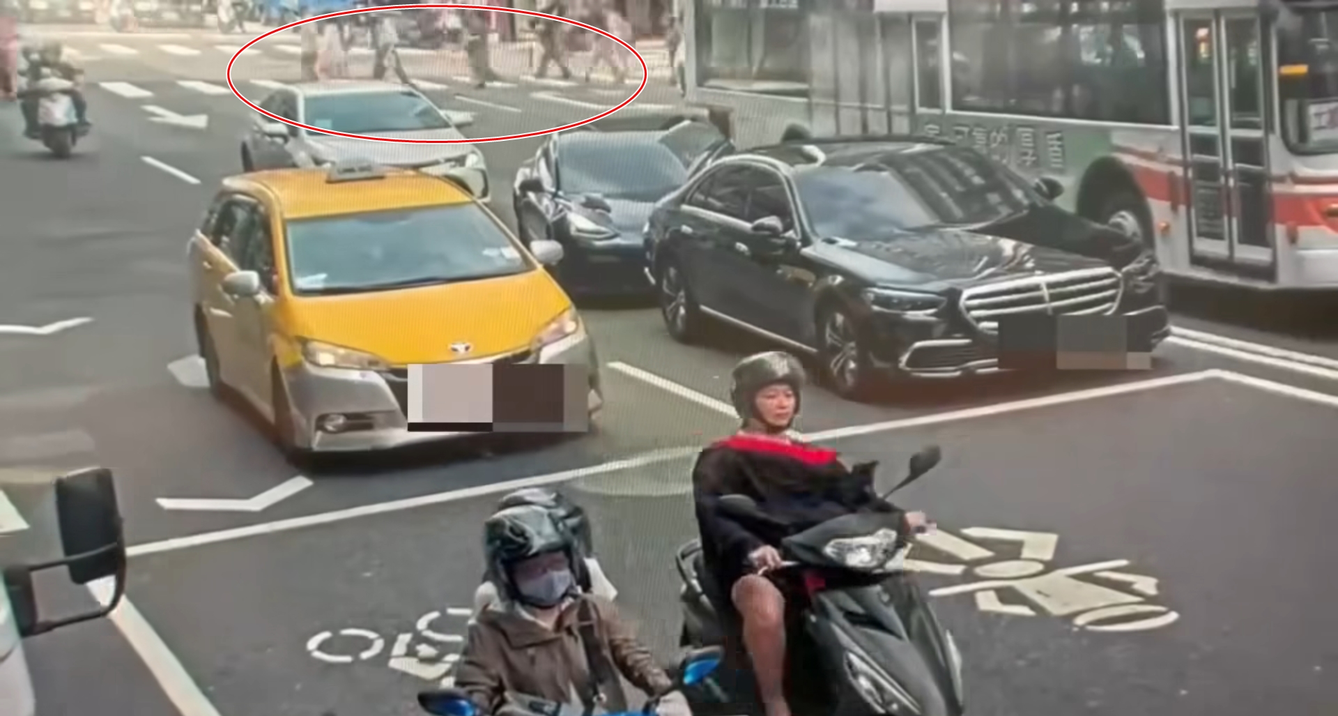 黑色轎車闖紅燈撞上路人及前方車輛，造成8人受傷，所幸當時行人綠燈號誌剛剛亮起，如果再晚個幾秒鐘，後果可能難以想像。（翻攝畫面）