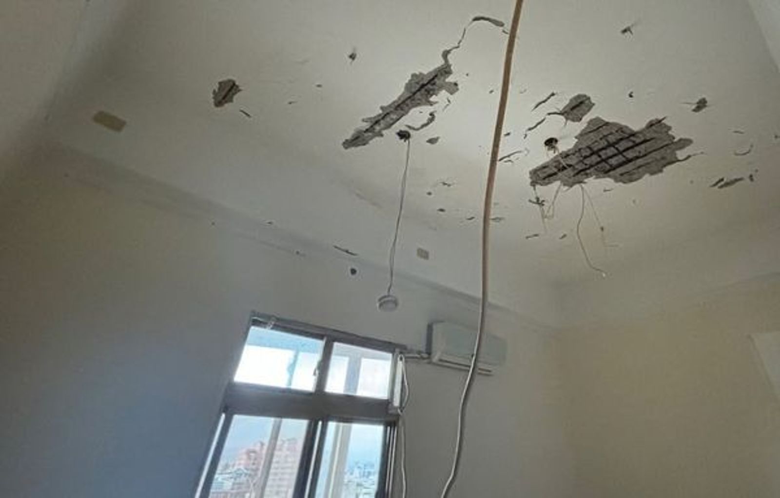 陳緗妮公布房屋鋼筋外露的狀況。(翻攝臉書)