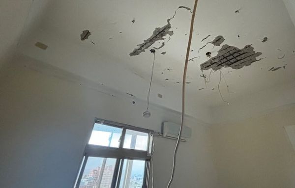 陳緗妮公布房屋鋼筋外露的狀況。(翻攝臉書)