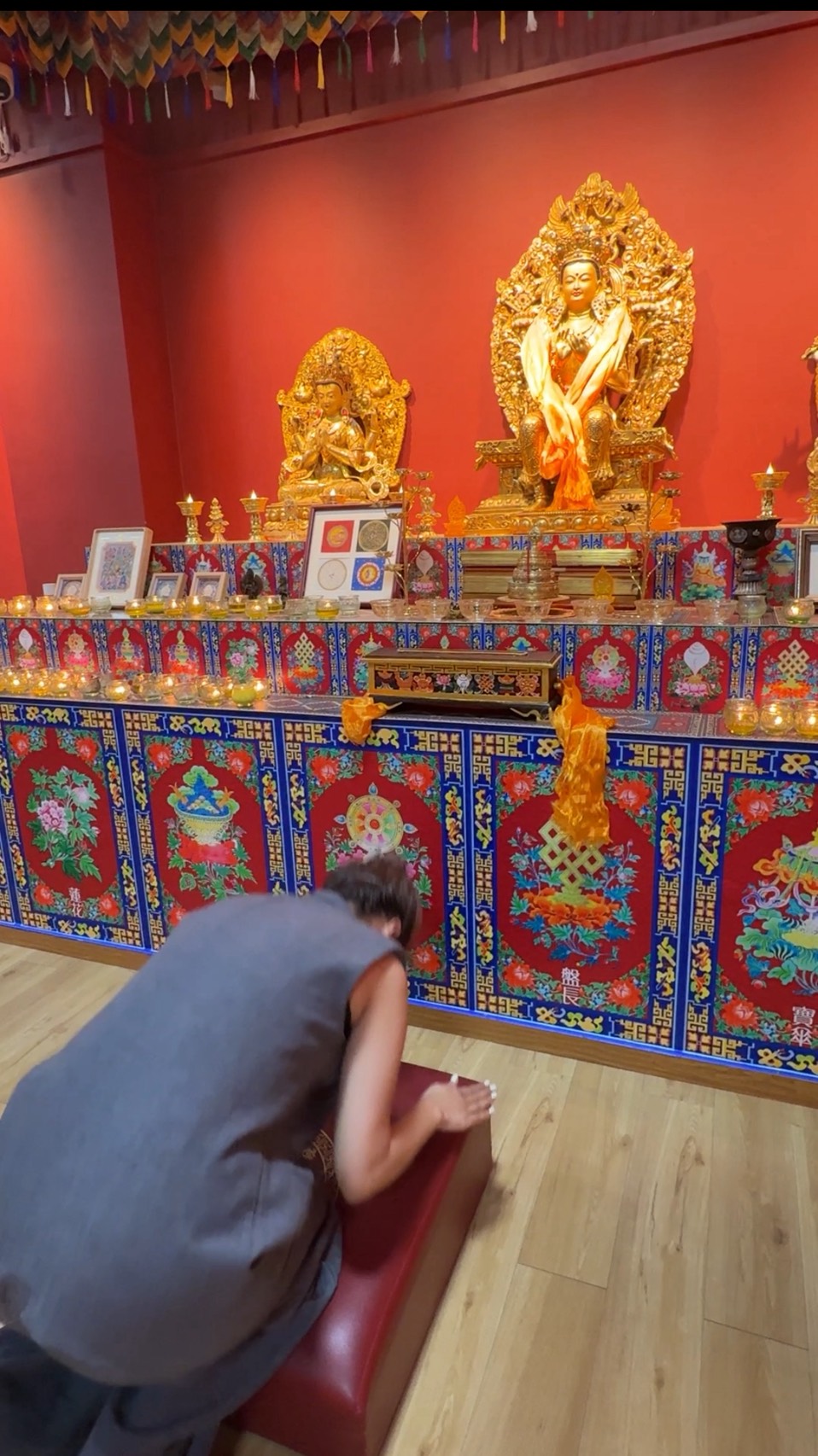 丟丟妹直播中失言對神明不敬斷線，她到佛堂祈福求平安順利。（經紀人提供）