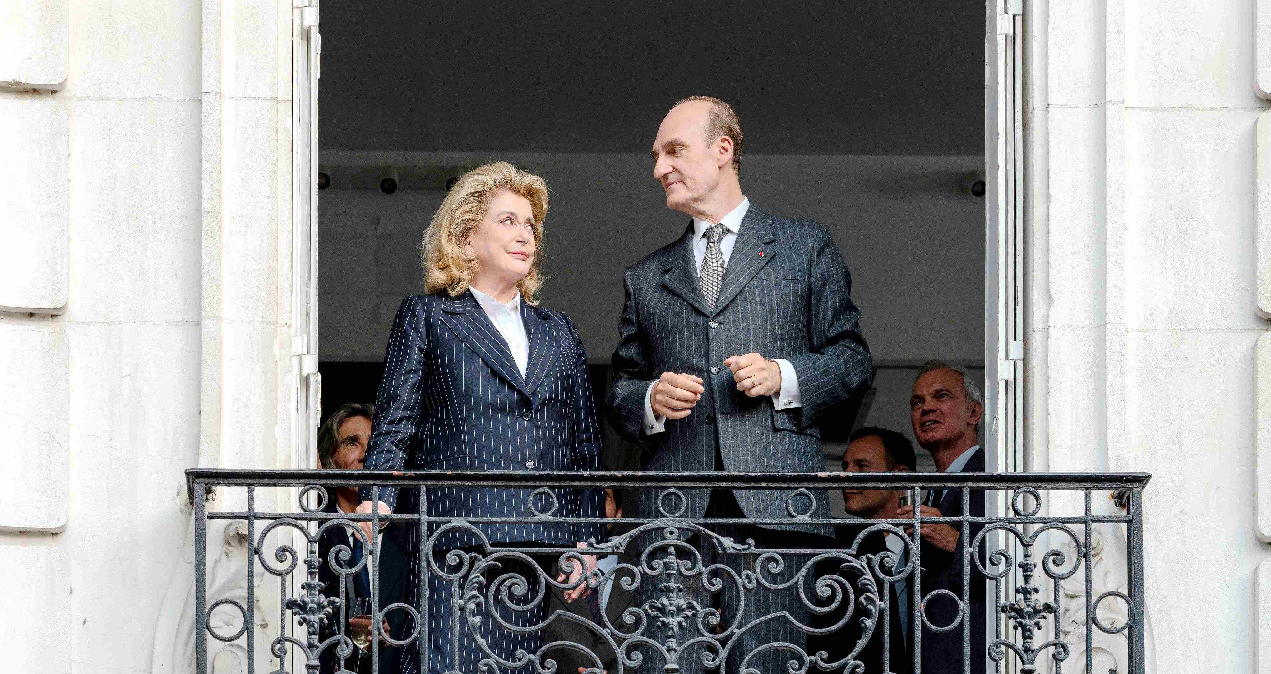 法國傳奇影后凱薩琳丹妮芙在新片《第一夫人的逆襲》扮演前法國第一夫人，右為飾演法國總統席哈克的男星米謝維耶莫茲。（海鵬提供）