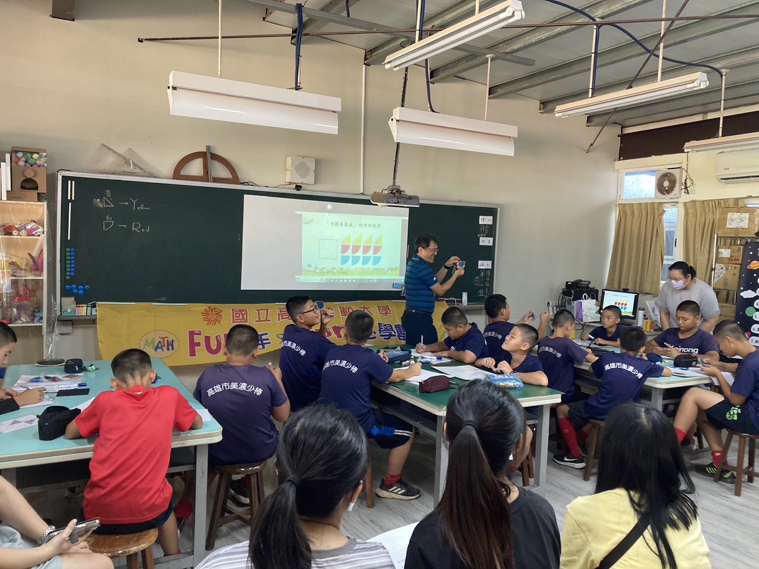 國小五、六年級小朋友於動手玩數學過程中，活化數學概念之應用。（立委林岱樺提供）