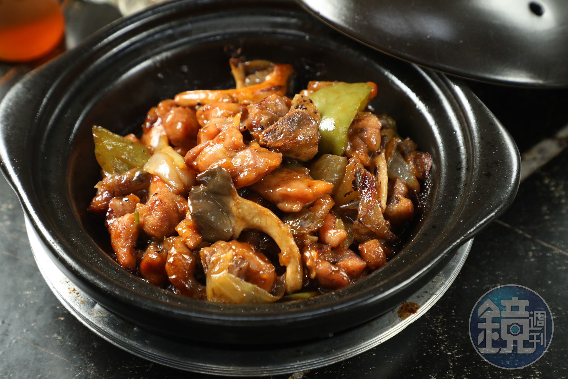 「啫啫雞煲」雞肉滑嫩、醬香濃郁，味道鮮美家常，吸飽醬汁的青椒更是精華所在。（港幣100元／份，約NT$386）