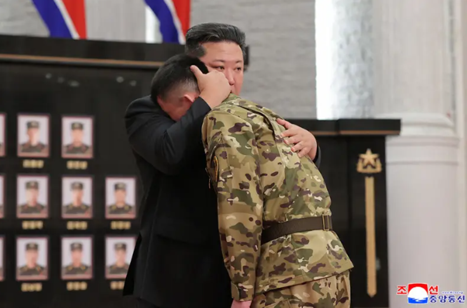 平壤廣場莊嚴授勳，戰死士兵家屬領取英雄稱號。（翻攝自朝中社）