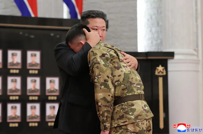 平壤廣場莊嚴授勳，戰死士兵家屬領取英雄稱號。（翻攝自朝中社）