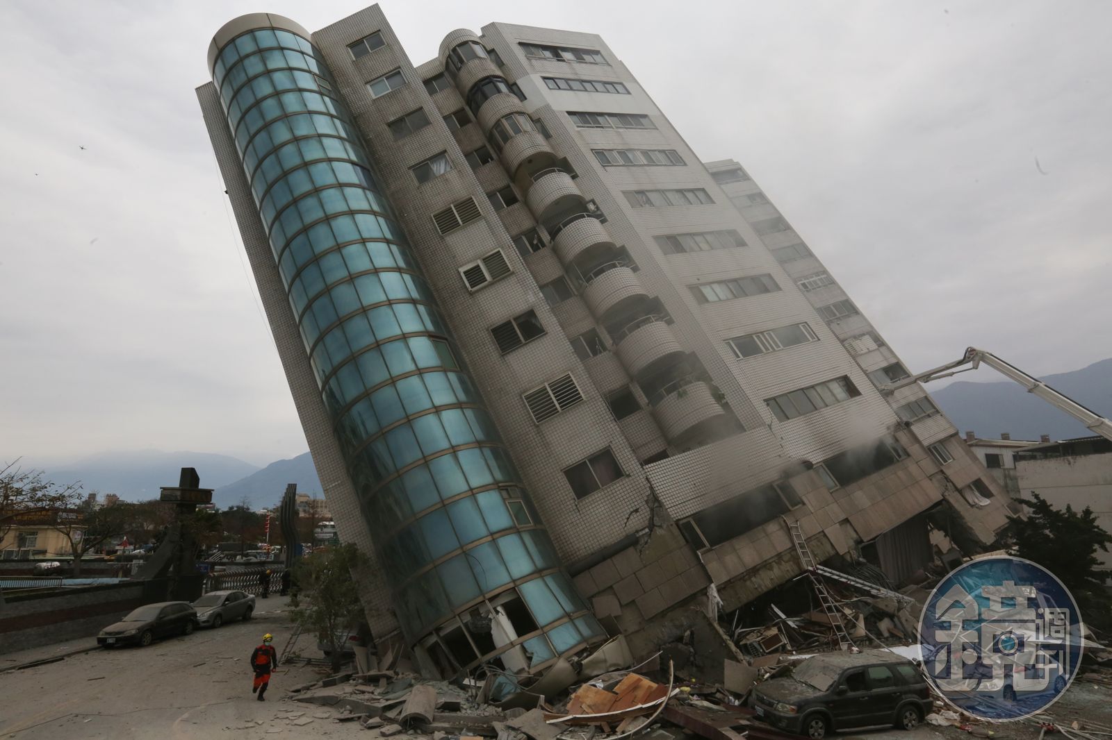 花蓮雲門翠堤大樓2018年地震時，因建築結構無法抵禦強震而倒塌。（圖／鏡週刊）