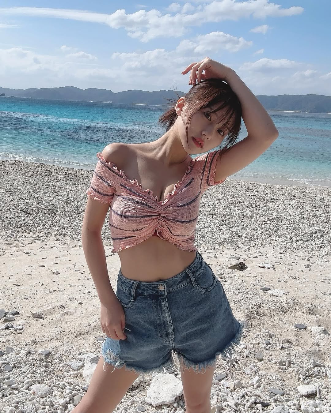 田中美久在沖繩海邊拍攝雜誌寫真。(翻攝IG@mikumonmon_48)