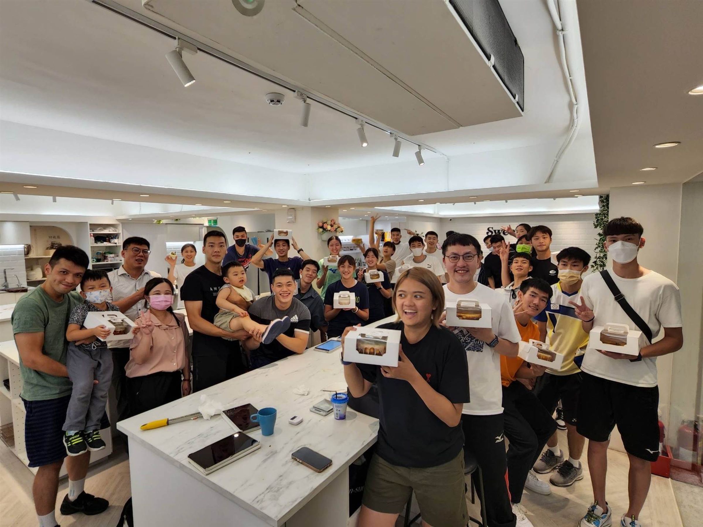 選手們長期處於高壓狀態,中租安排多元化的舒壓課程,例如手作甜點,幫助選手放鬆。