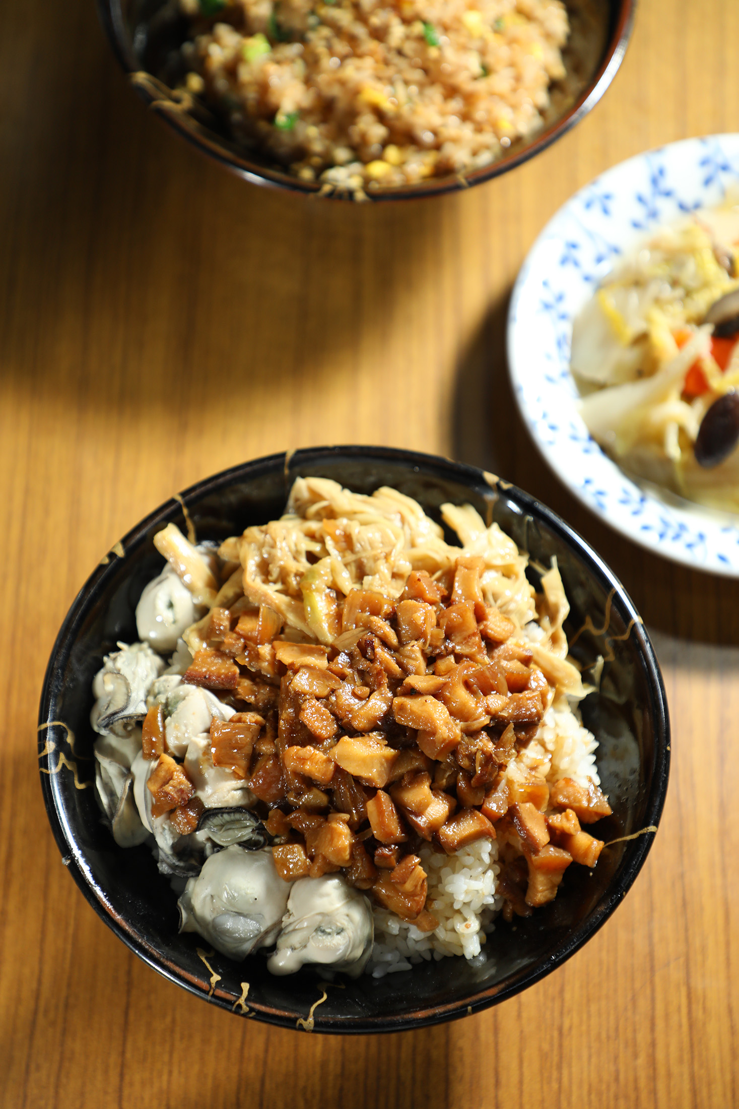 「蚵仔肉燥飯」以肥美鮮蚵、筍干與滷肉醬汁鋪滿白飯。（75元／碗）