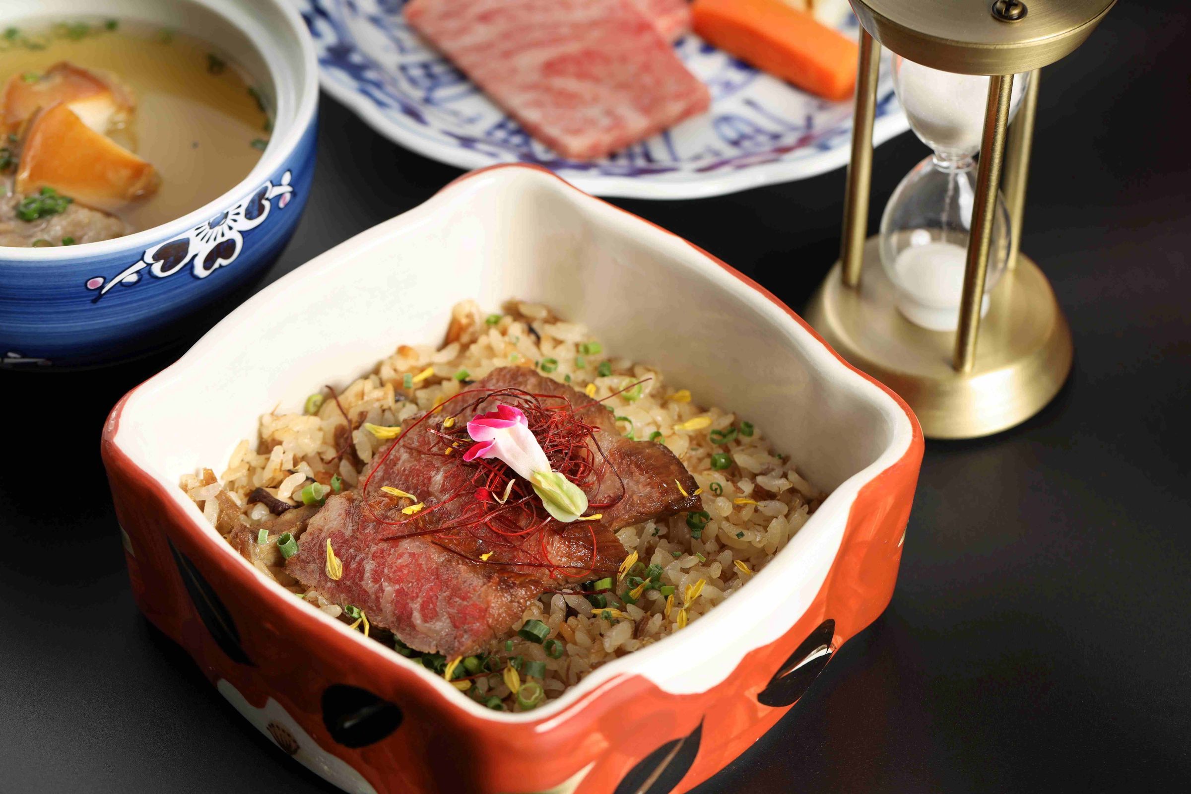 即使再飽,也要嘗一口香氣四溢的「和牛山椒燒&和牛野菌炊飯」。(日山提供)