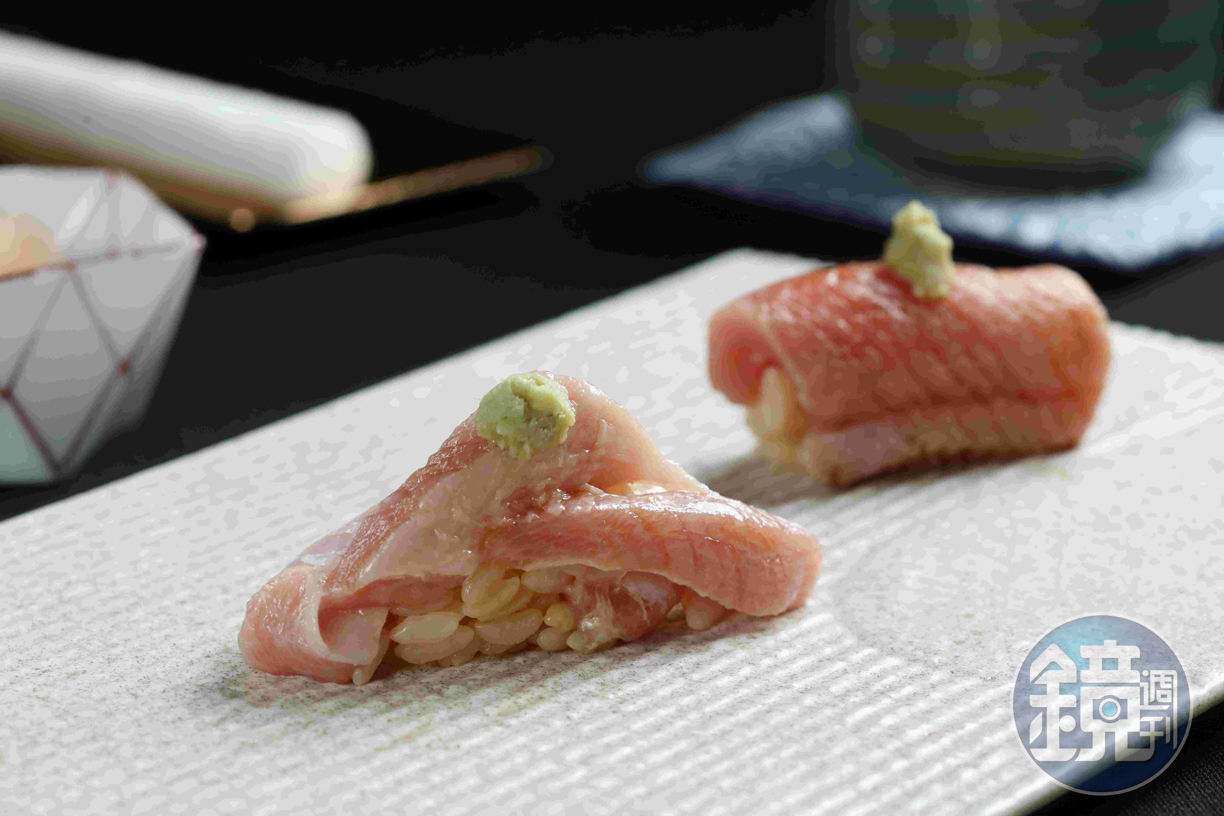 楊世安用赤醋與北海道七星米迎接「鮪魚大腹」（前）與「鮪魚中腹」（後）的豐厚油脂，讓客人感受甘腴之美而不覺油膩。