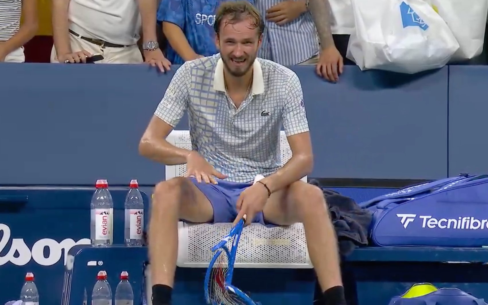 梅德韋傑夫輸球後將球拍砸得稀巴爛。（翻攝X@sashi_kaze畫面）