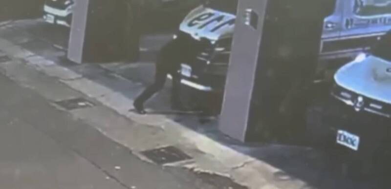 陳男佯裝路過鳳山消防分隊,在救護車保險桿偷裝AirTag定位追蹤器。(翻攝畫面)