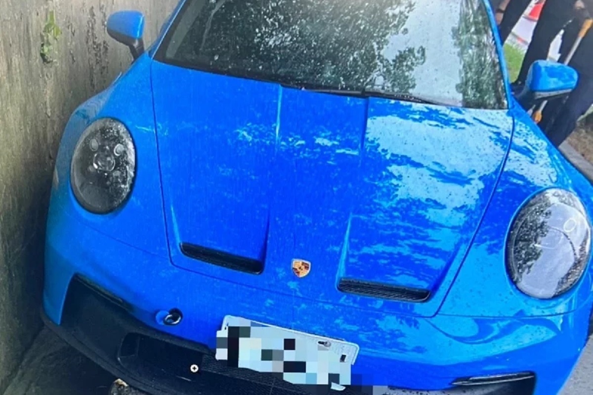 汽車改裝車廠員工依主管指示雨天試車，下雨打滑自撞遭求償300多萬元。（翻攝畫面）