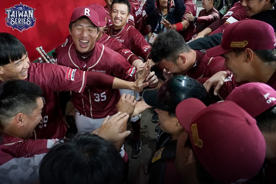 樂天桃猿在台灣大賽G5中成功奪勝聽牌。（翻攝自樂天桃猿臉書）