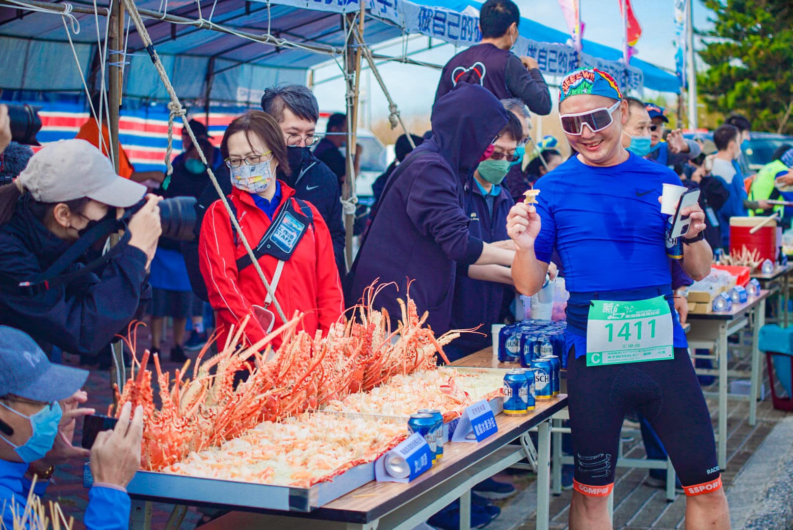 澎湖跨海馬拉松補給站超多海鮮，圖為去年馬拉松情況。（翻攝自菊島澎湖跨海馬拉松臉書）