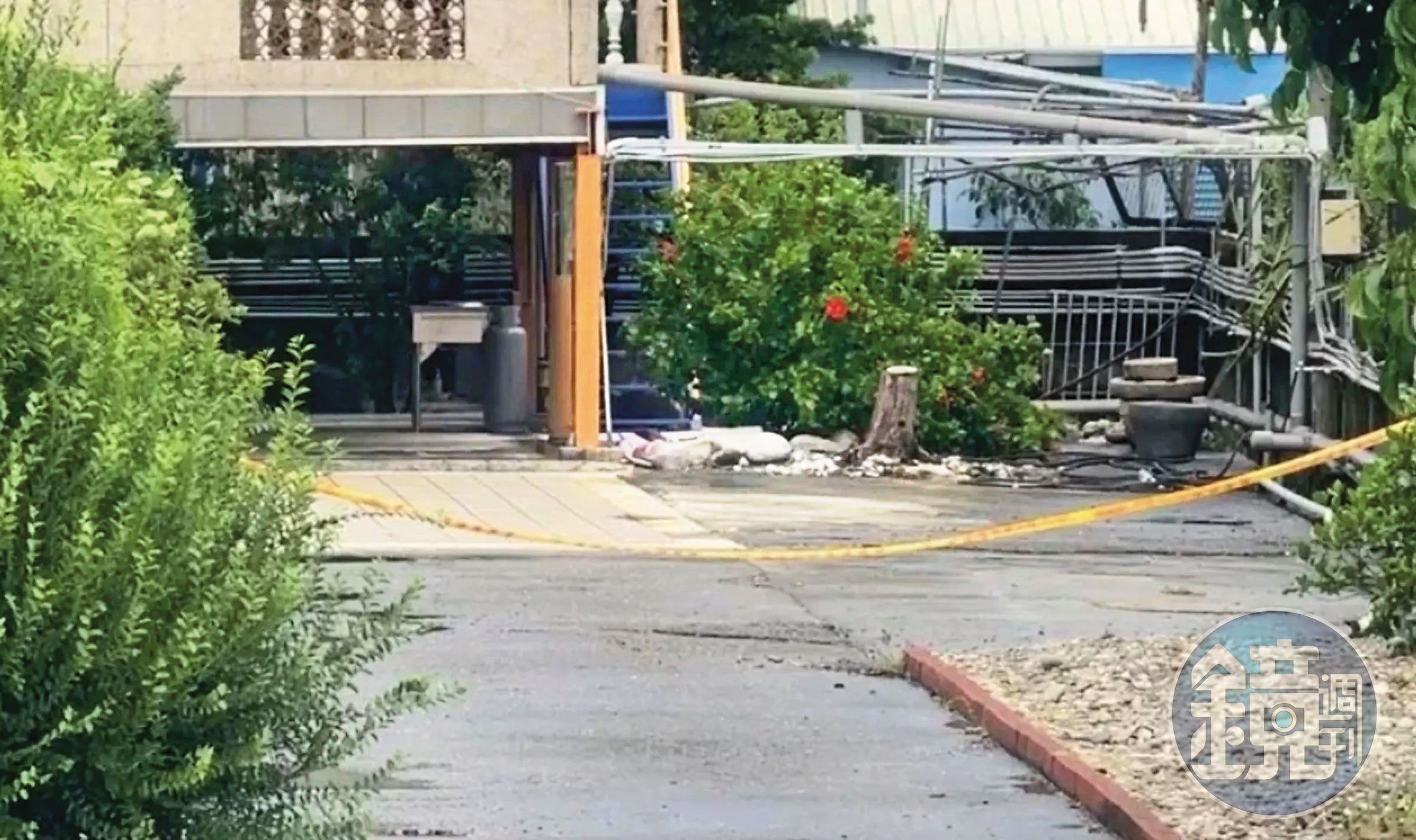黃聖玹陳屍在住處2樓，警方拉起封鎖線採證。（讀者提供）
