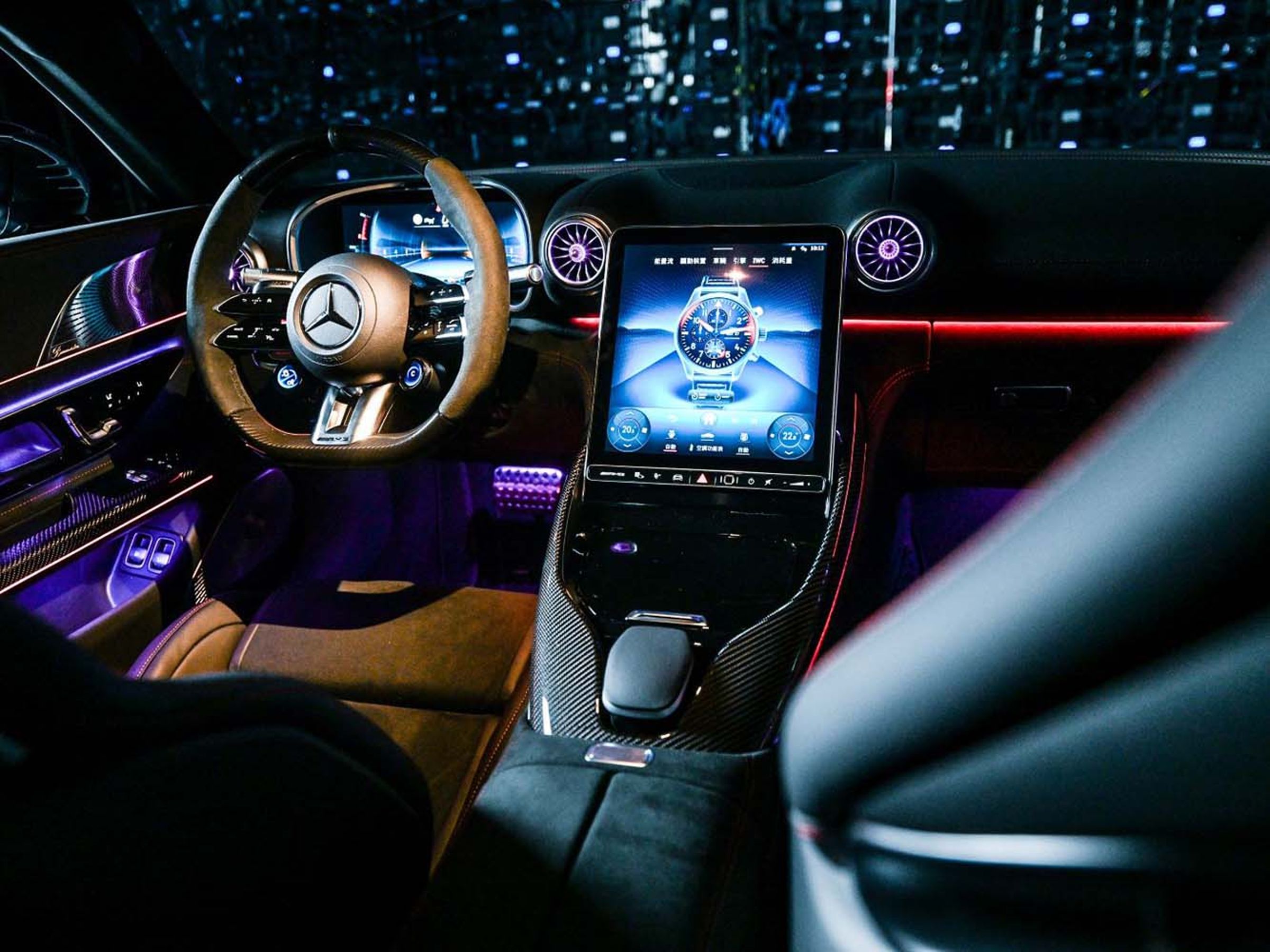車內採用12.3 吋寬螢幕數位儀表搭配上1.9 吋高解析觸控螢幕。