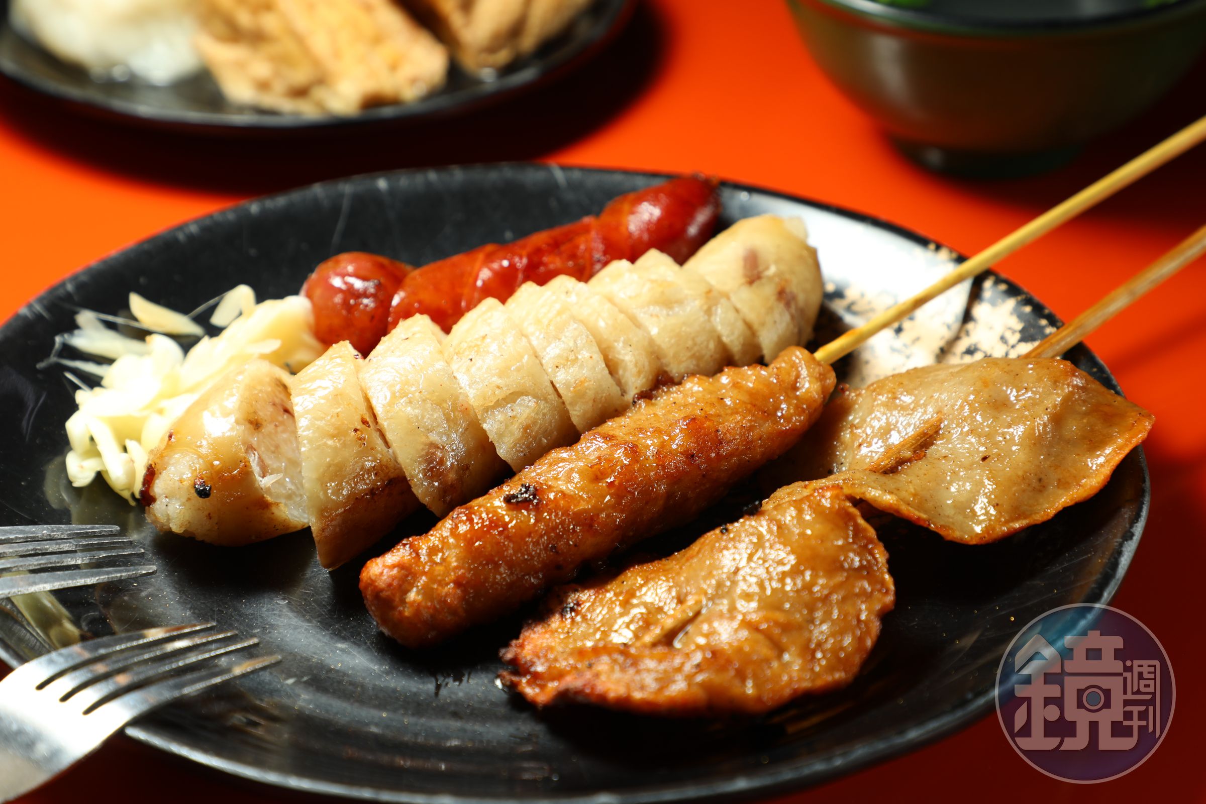 (右起)黑輪片(20元/串)、黑輪條(15元/個)、米腸(50元/條)和香腸(25元/條),是廖家黑輪的四大名物。