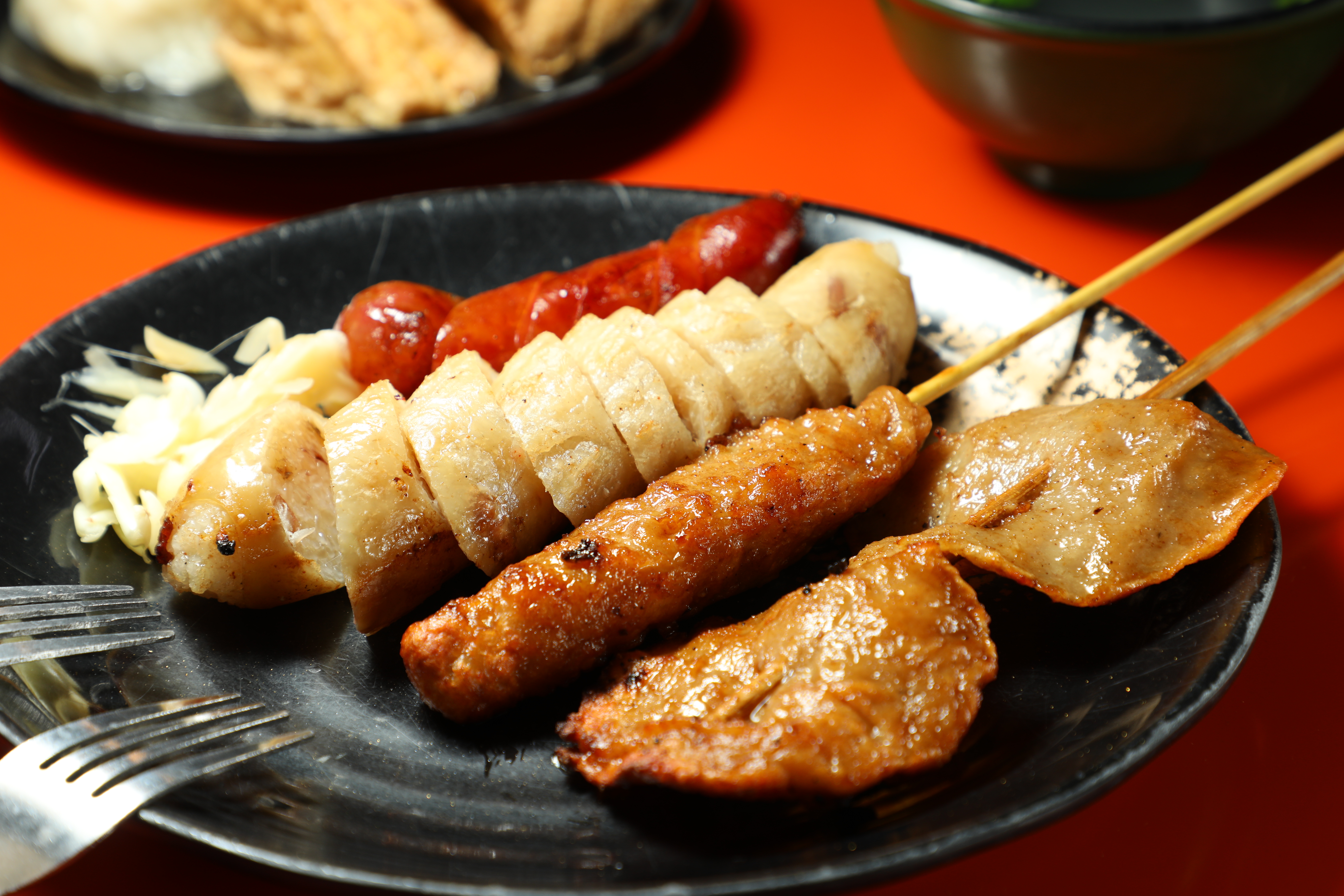 （右起）黑輪片（20元／串）、黑輪條（15元／個）、米腸（50元／條）和香腸（25元／條），是廖家黑輪的四大名物。
